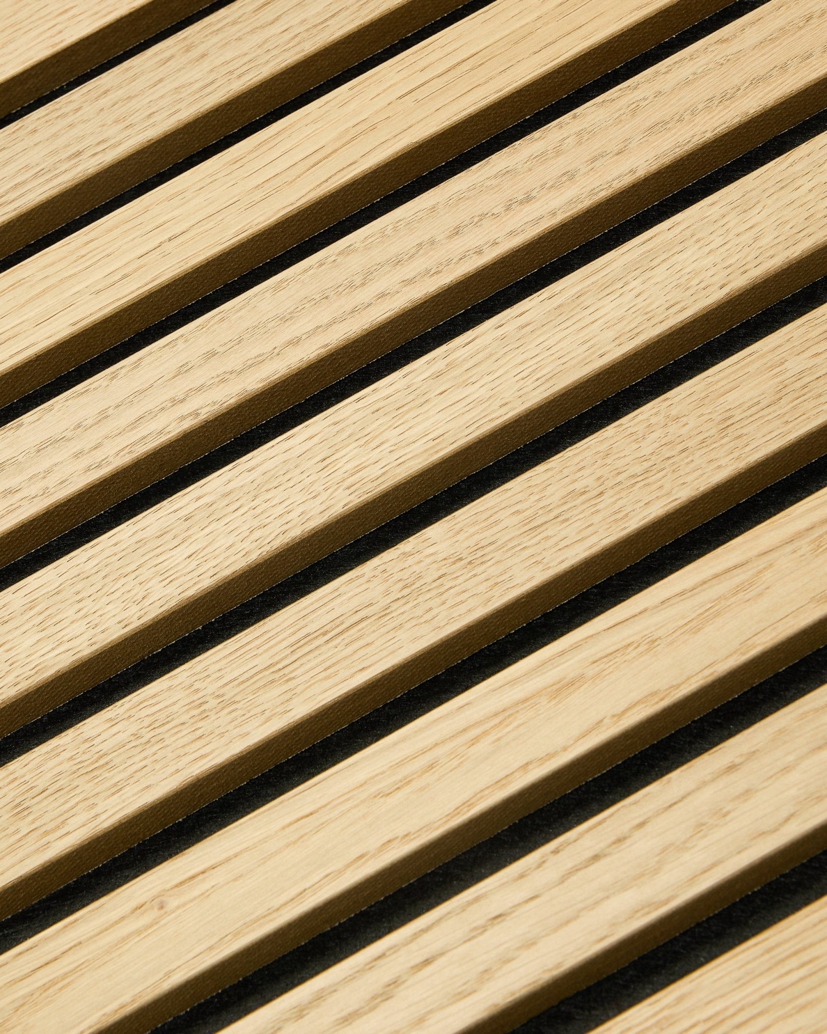Gros plan sur WoodUpp Akupixel chêne classique Panneau acoustique, 60x60 cm, avec des espacements en feutre black entre les lattes en chêne dans un design nordique à rayures.
