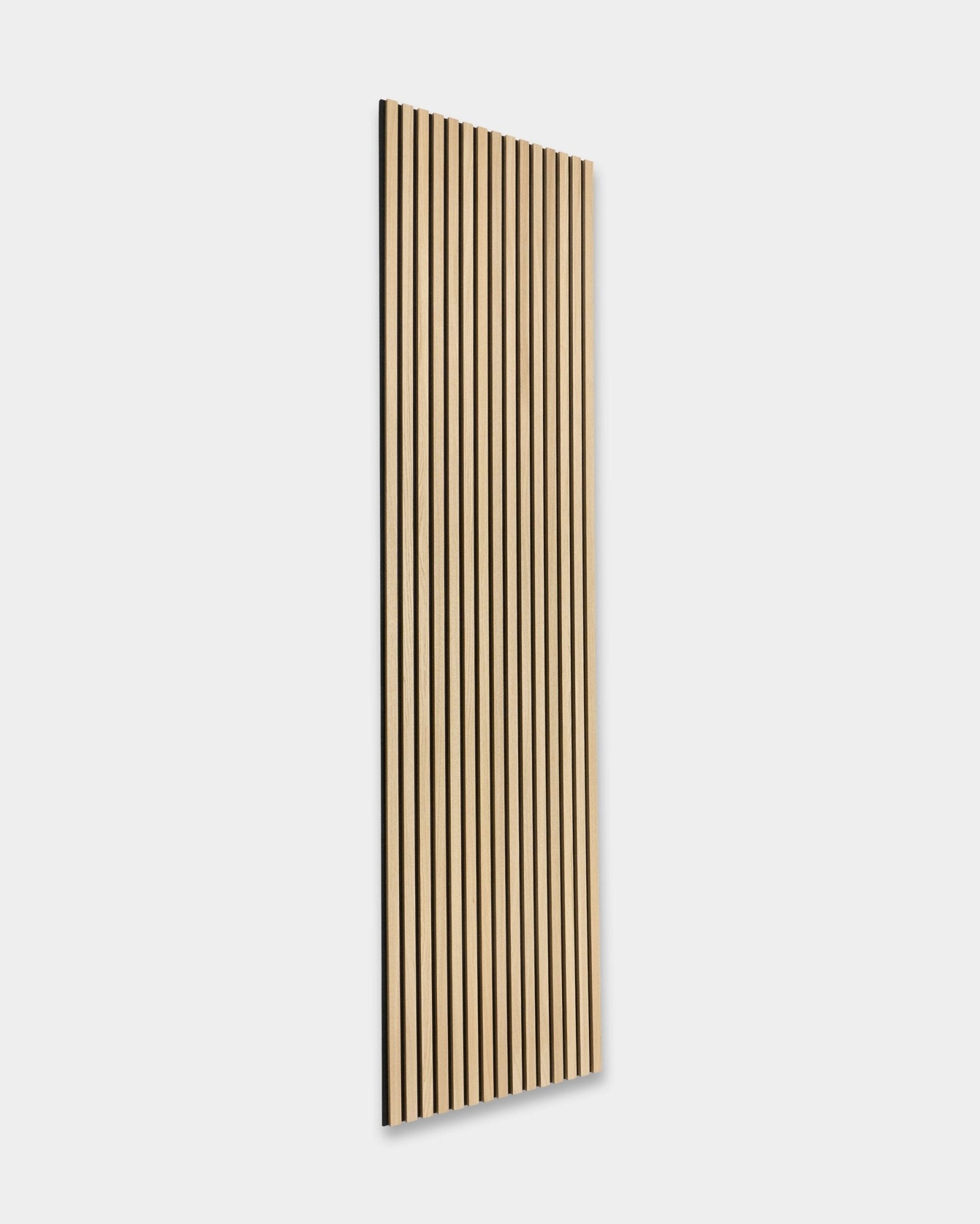 WoodUpp Original Akupanel Panneau acoustique en chêne classique avec support en feutre black, 300x60 cm, avec des lattes vertical régulièrement espacées dans un design nordique.