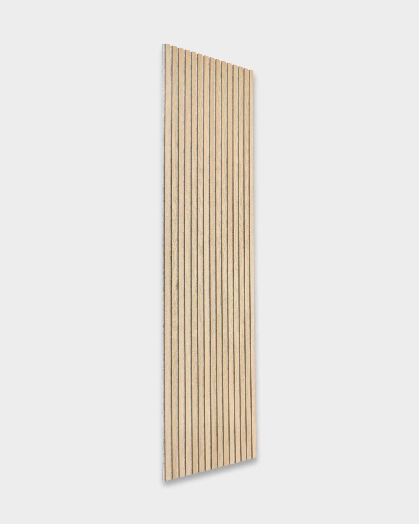 Akupanel Panneau acoustique par WoodUpp en chêne classique avec feutre grey (300x60 cm) apporte un contraste nordique minimaliste sur des murs clairs.