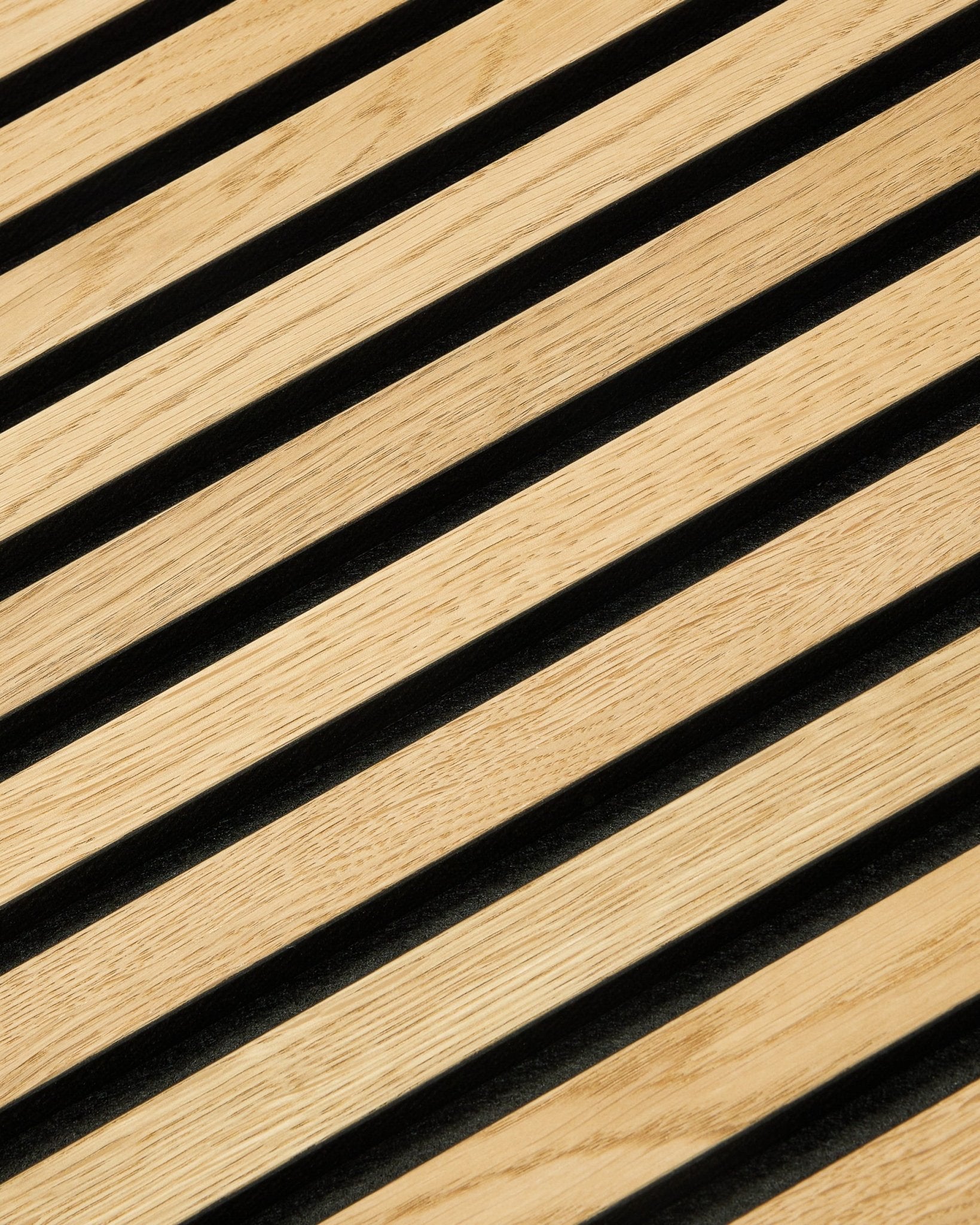 Gros plan sur le WoodUpp Akupixel Rustic Natural Oak Panneau acoustique, 60x60 cm, avec un motif géométrique nordique moderne aux lignes diagonales et des espaces black.