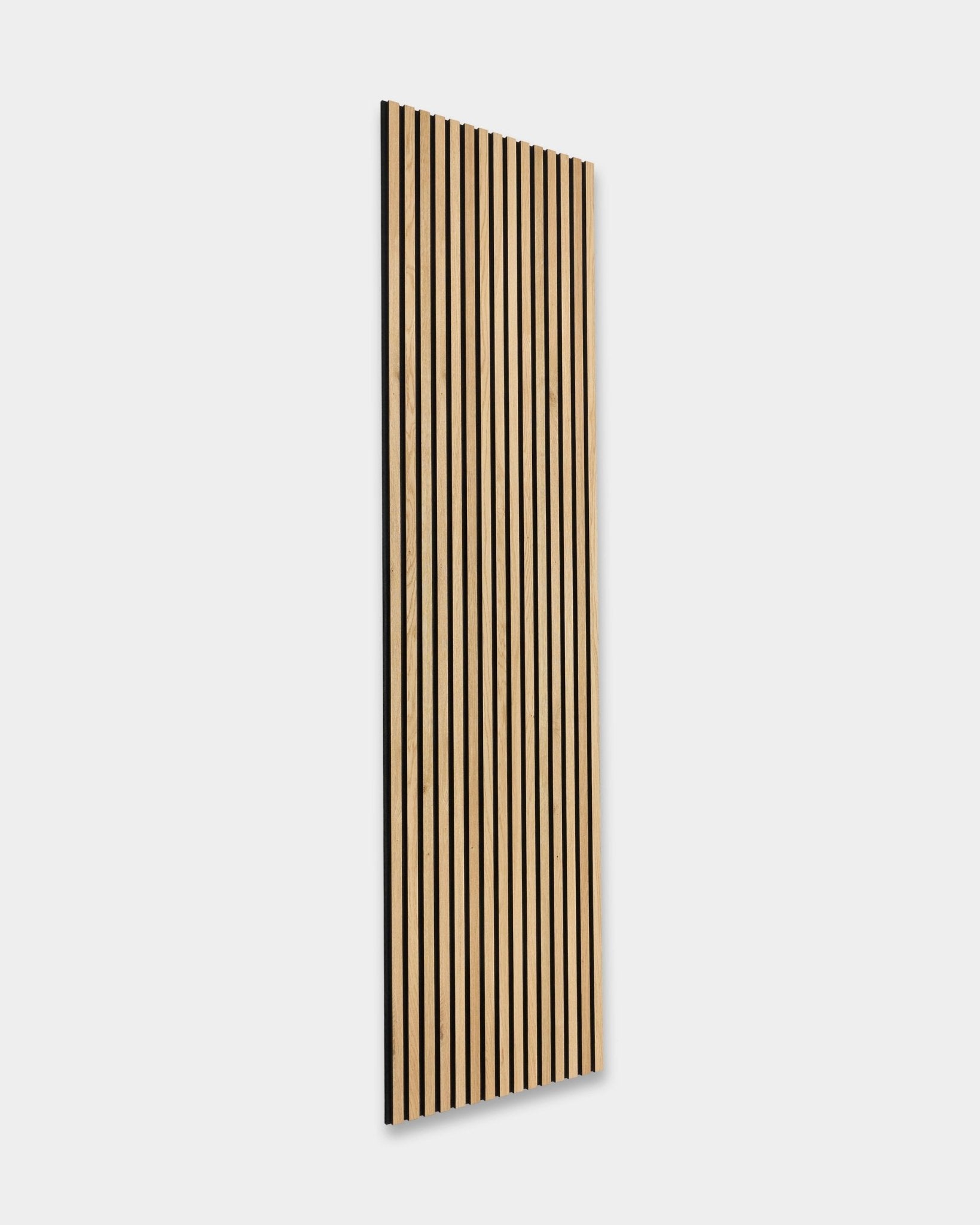 Le Akupanel Rustic en Natural Oak (300x60 cm) de WoodUpp est incliné vers la droite sur un fond gris clair, mettant en valeur un design nordique Panneau acoustique.
