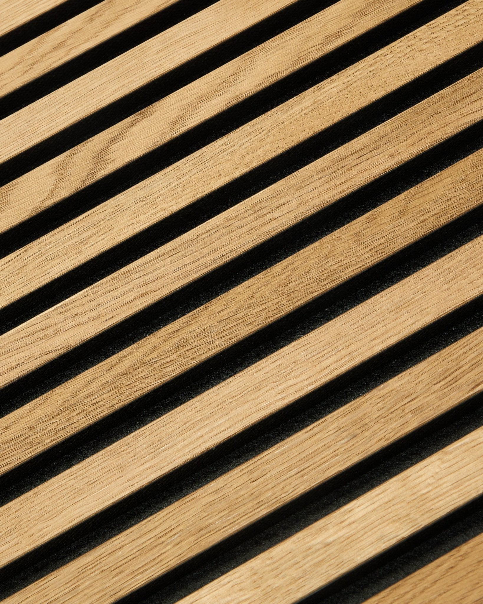 Gros plan sur le panneau acoustique à lattes Rustic Akupanel en Brown Oak (240 x 60 cm) de WoodUpp, mettant en valeur un design scandinave moderne et des lattes en bois texturées.