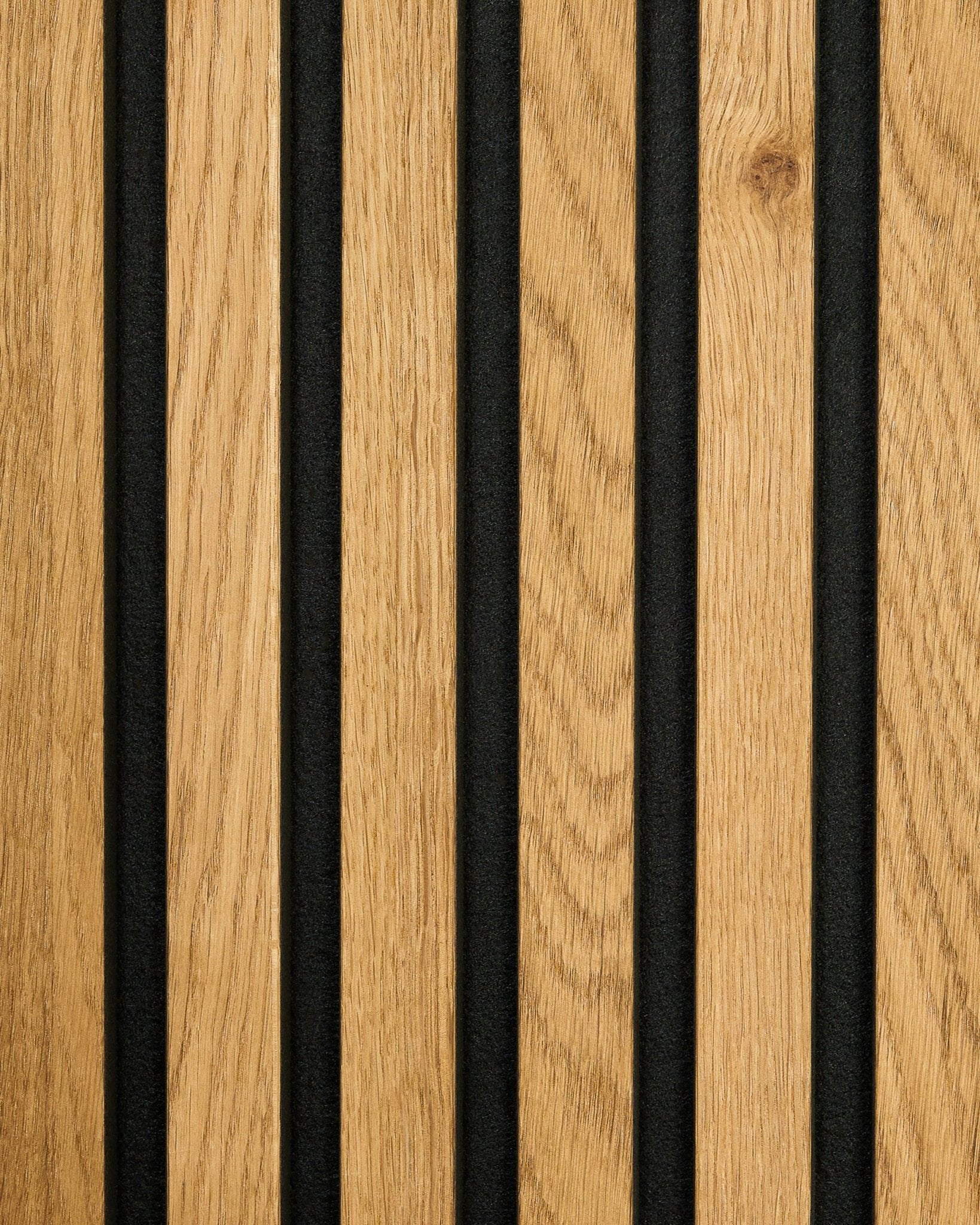 Le Akupanel WoodUpp en chêne Brown rustique présente des lattes en bois vertical alternées avec des panneaux black, créant un design rayé Panneau acoustique.
