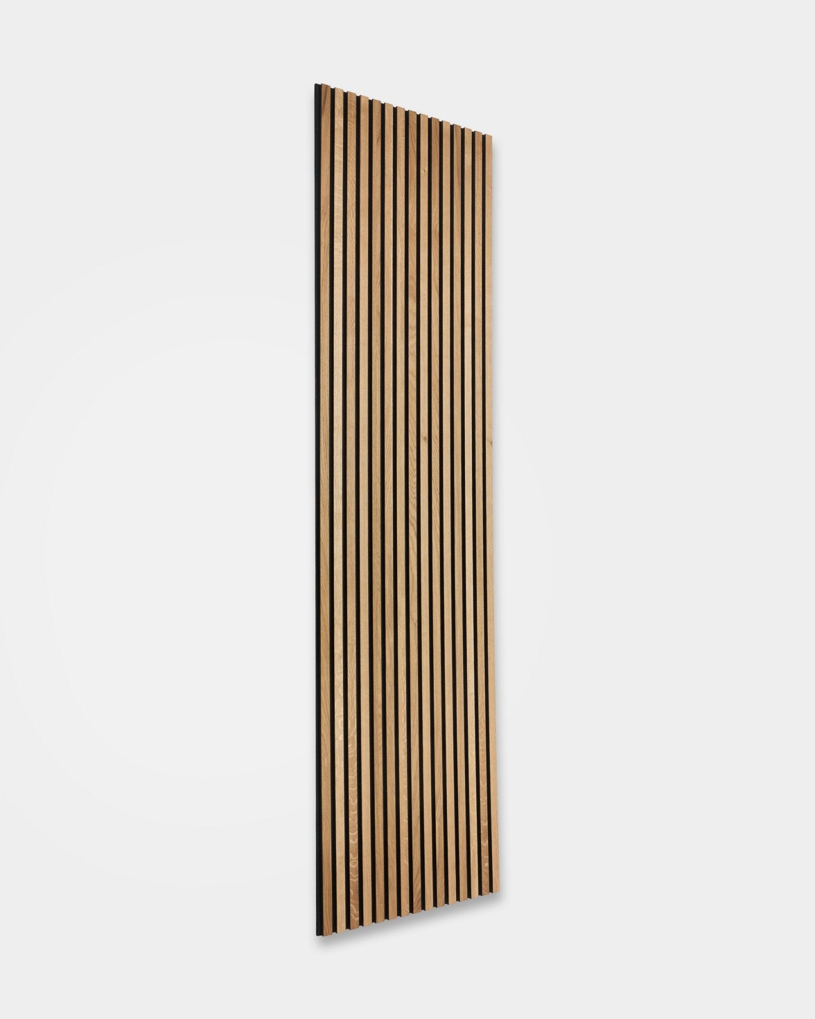 WoodUpp Akupanel Rustic en chêne Brown (240 x 60 cm), avec des lattes en bois vertical et des interstices acoustiques foncés, installé sur un mur blanc uni pour un confort acoustique nordique.