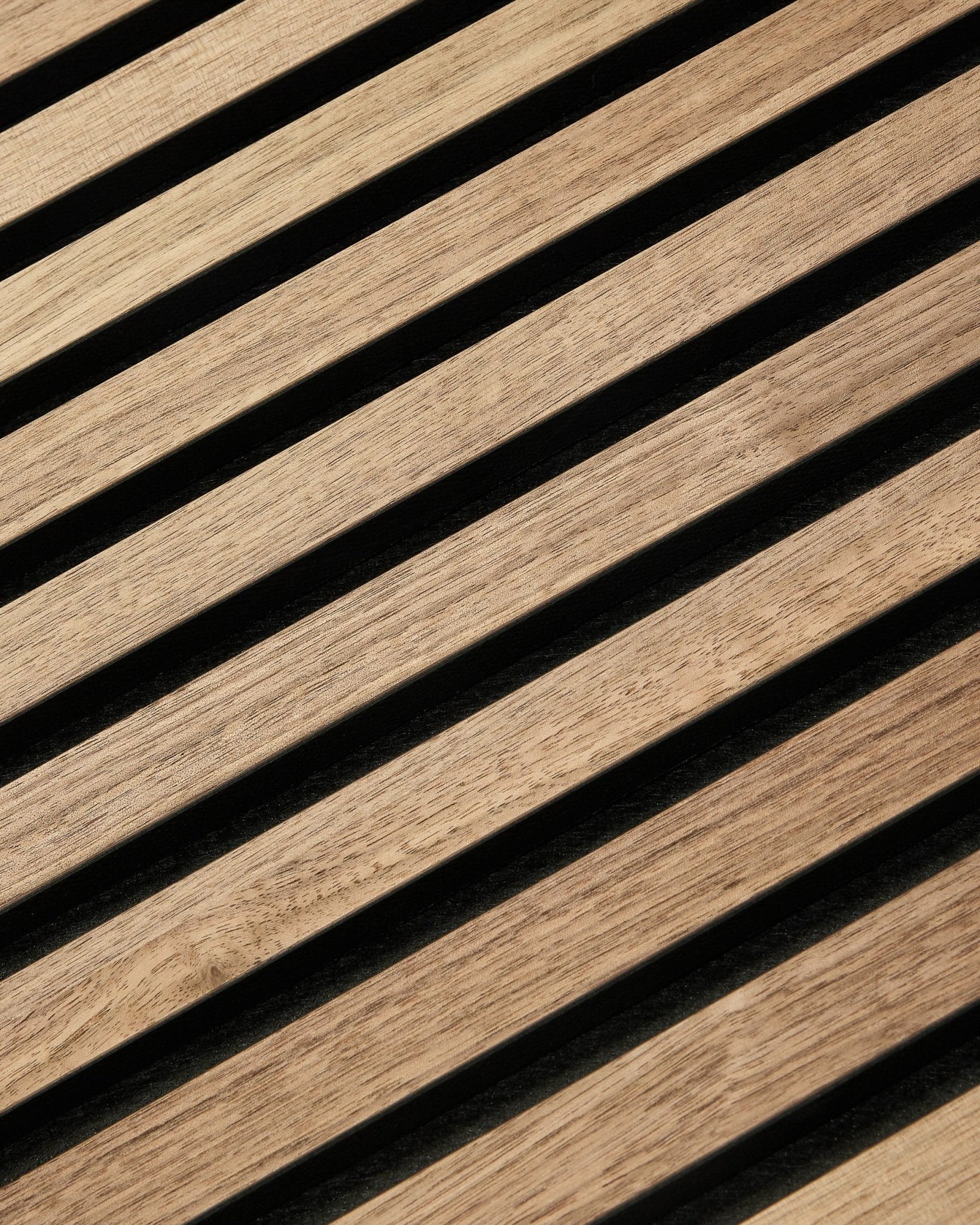Gros plan sur WoodUpp Akupixel Walnut Panneau acoustique (60 x 60 cm) avec des lattes en bois en diagonale, design scandinave minimaliste, finition noyer chaleureuse.