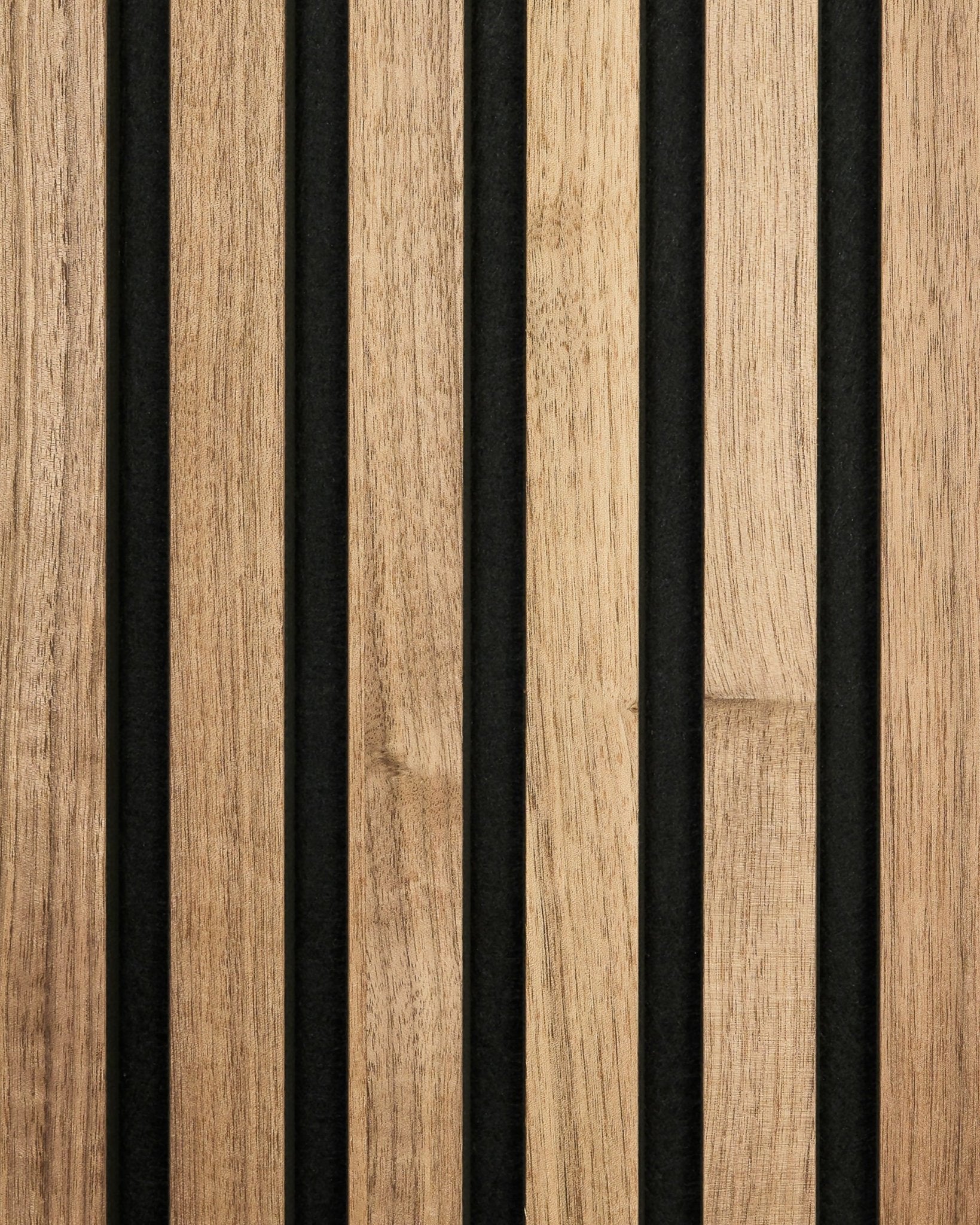 Gros plan sur l’échantillon WoodUpp Akupanel en finition noyer, avec des lattes en bois vertical et un support en feutre black pour un rendu rayé moderne Panneau acoustique.
