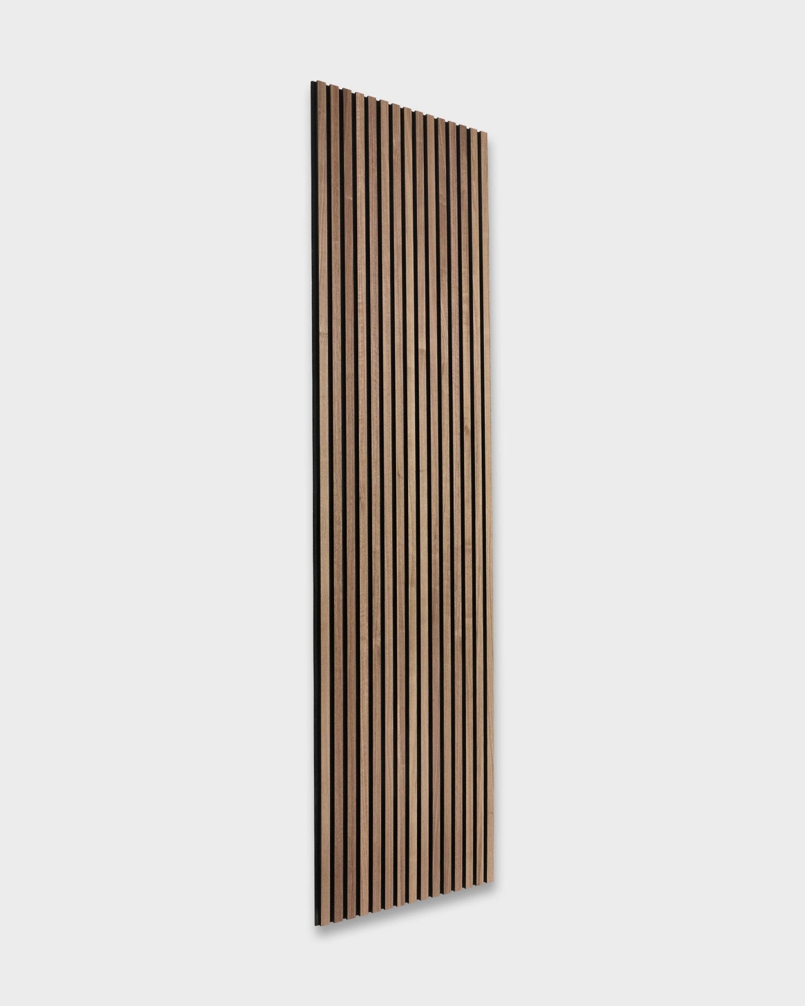 WoodUpp Akupanel Panneau acoustique en noyer, 300 x 60 cm ; design rectangulaire à lattes de style nordique avec des lattes en bois vertical sur un support en feutre gris clair.