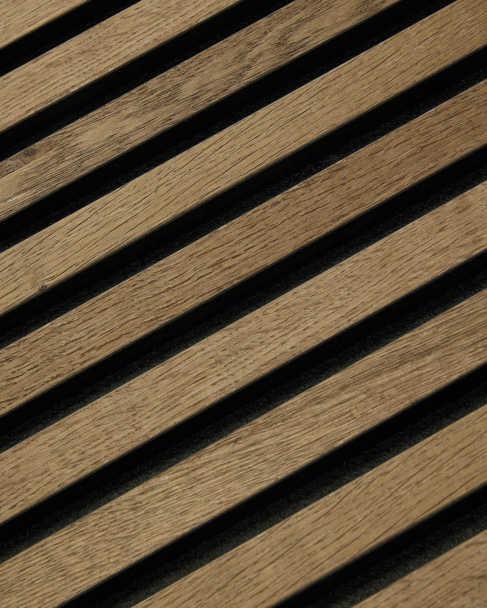 Des lattes en bois en diagonale avec des interstices foncés forment des rayures sur un Panneau acoustique Grey Oak Akupixel rustique de 60x60 cm par WoodUpp, au design scandinave moderne.
