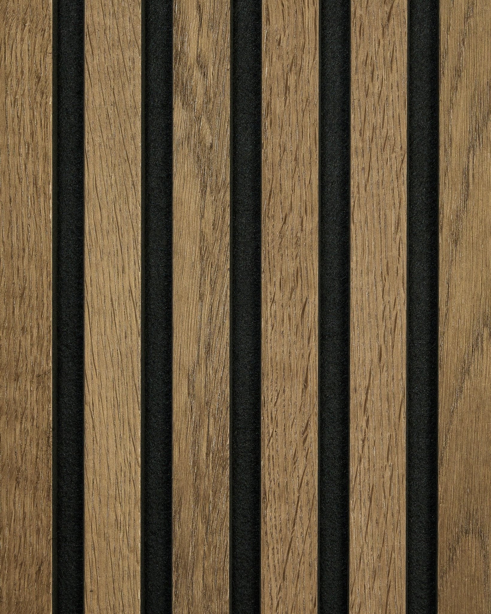 Gros plan sur l’échantillon WoodUpp Akupanel Rustic en Grey Oak, avec des lattes acoustiques vertical et des bandes de feutre black pour une touche murale nordique contemporaine.