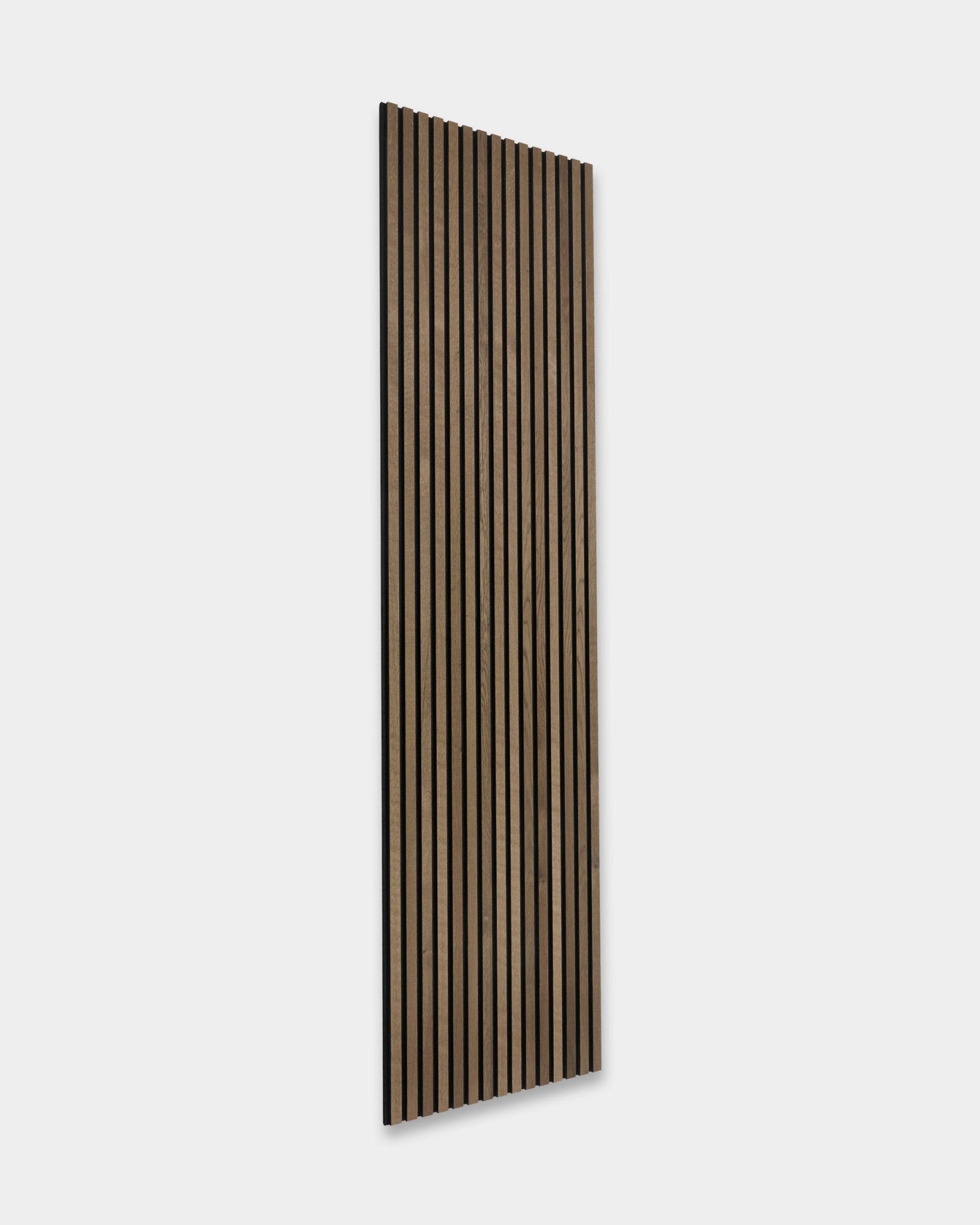 WoodUpp Rustic Akupanel Panneau acoustique en Grey Oak, style scandinave, avec des lattes vertical régulièrement espacées, format 240 x 60 cm.