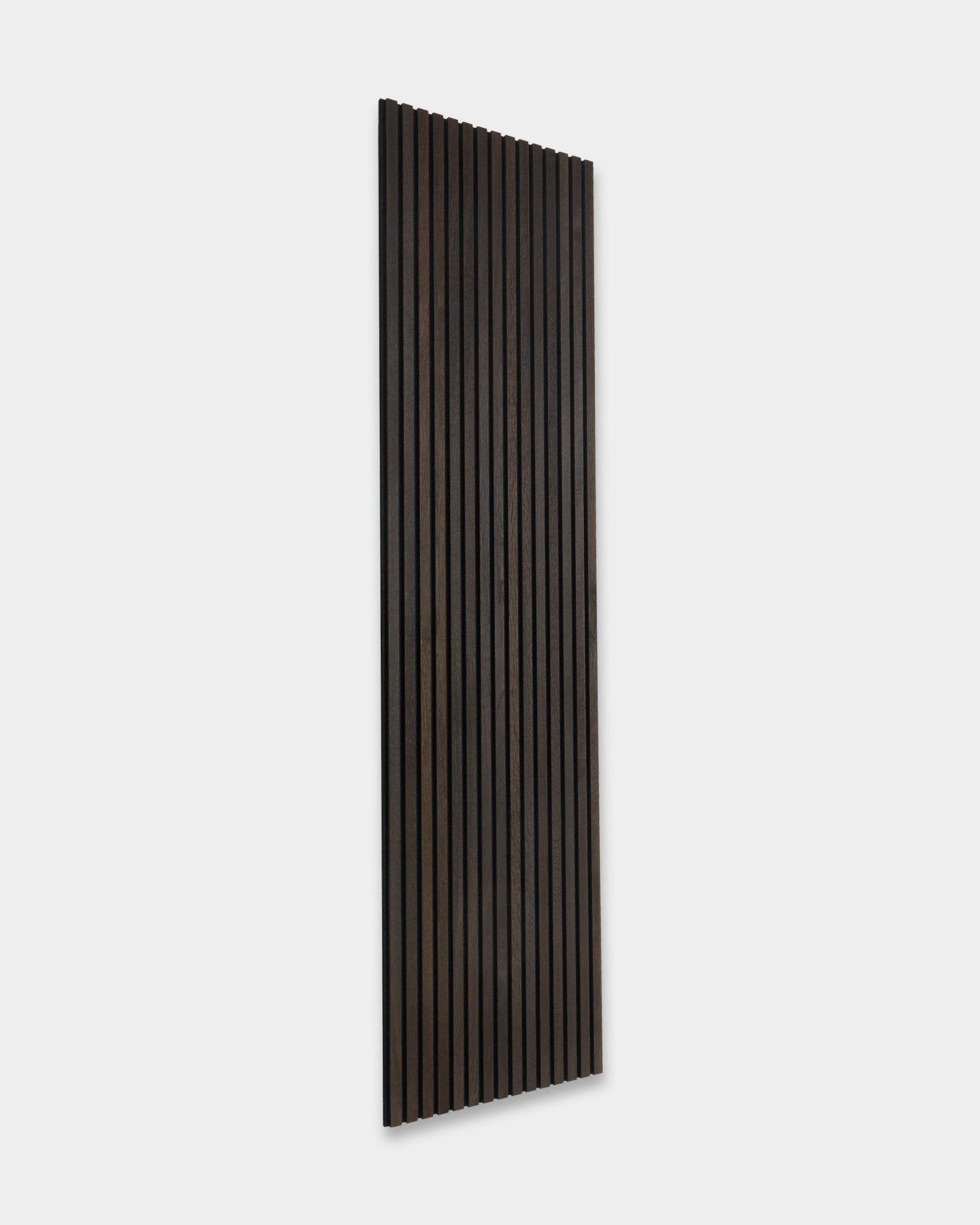 WoodUpp Akupanel Panneau acoustique en Smoked Oak, 300 x 60 cm, présente des lattes en bois vertical et un design scandinave minimaliste sur fond clair.