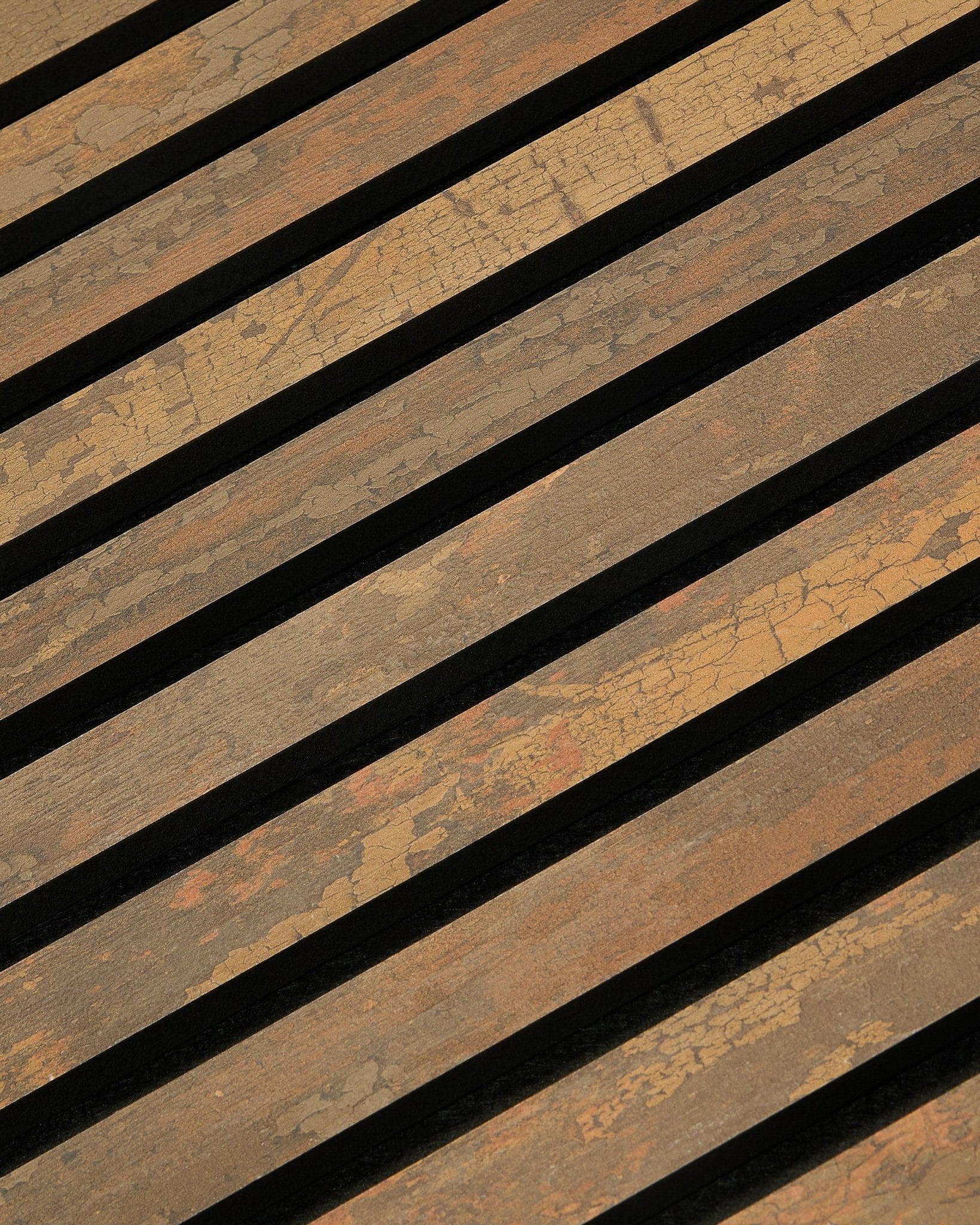 Gros plan sur le WoodUpp Rebel Akupanel en Oxide Copper, 240x60 cm, montrant un design Panneau acoustique linéaire à lattes avec de fins espacements pour une absorption acoustique renforcée.