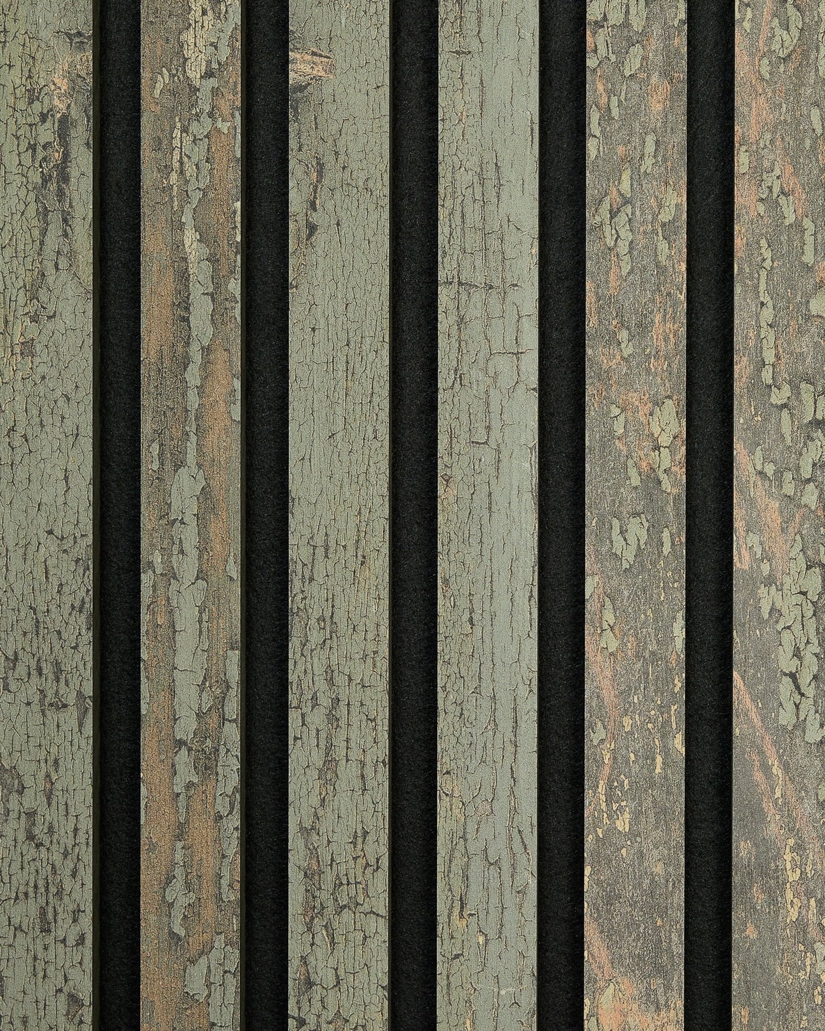 Gros plan sur l’échantillon Rebel Akupanel en Grey Oxide de WoodUpp, montrant des panneaux acoustiques en bois vertical avec une texture rustique patinée et une finition grey effet peinture écaillée.