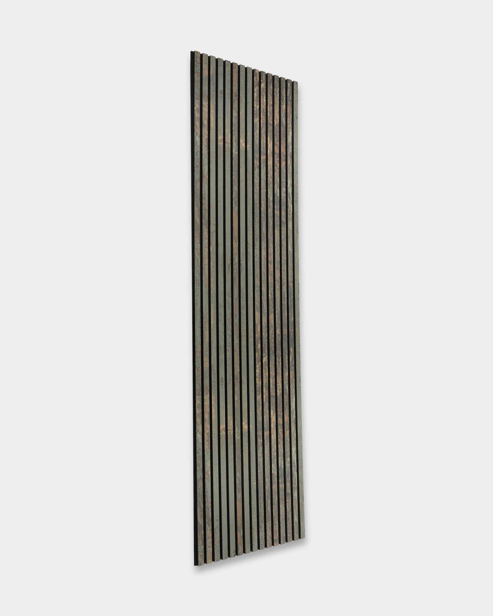 Rebel Akupanel en Oxide Grey de WoodUpp est un Panneau acoustique de 240 x 60 cm avec vertical black et des lattes grises, conçu pour l’absorption acoustique et un aspect rustique patiné.