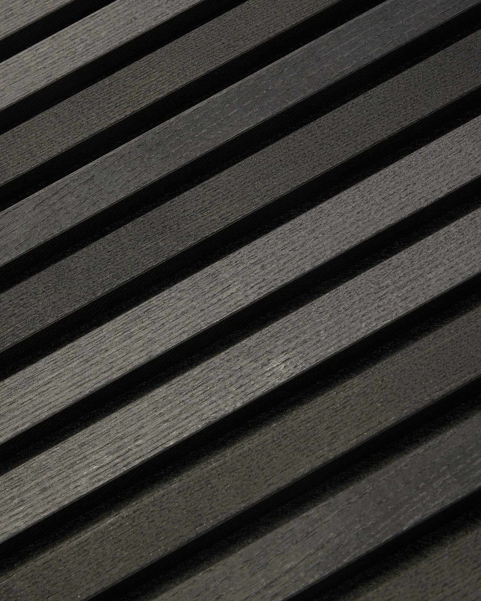Tonal Akupanel en Black Ash (300 x 60 cm) par WoodUpp, un Panneau acoustique diagonal foncé avec des lattes texturées d’inspiration scandinave pour les murs intérieurs.