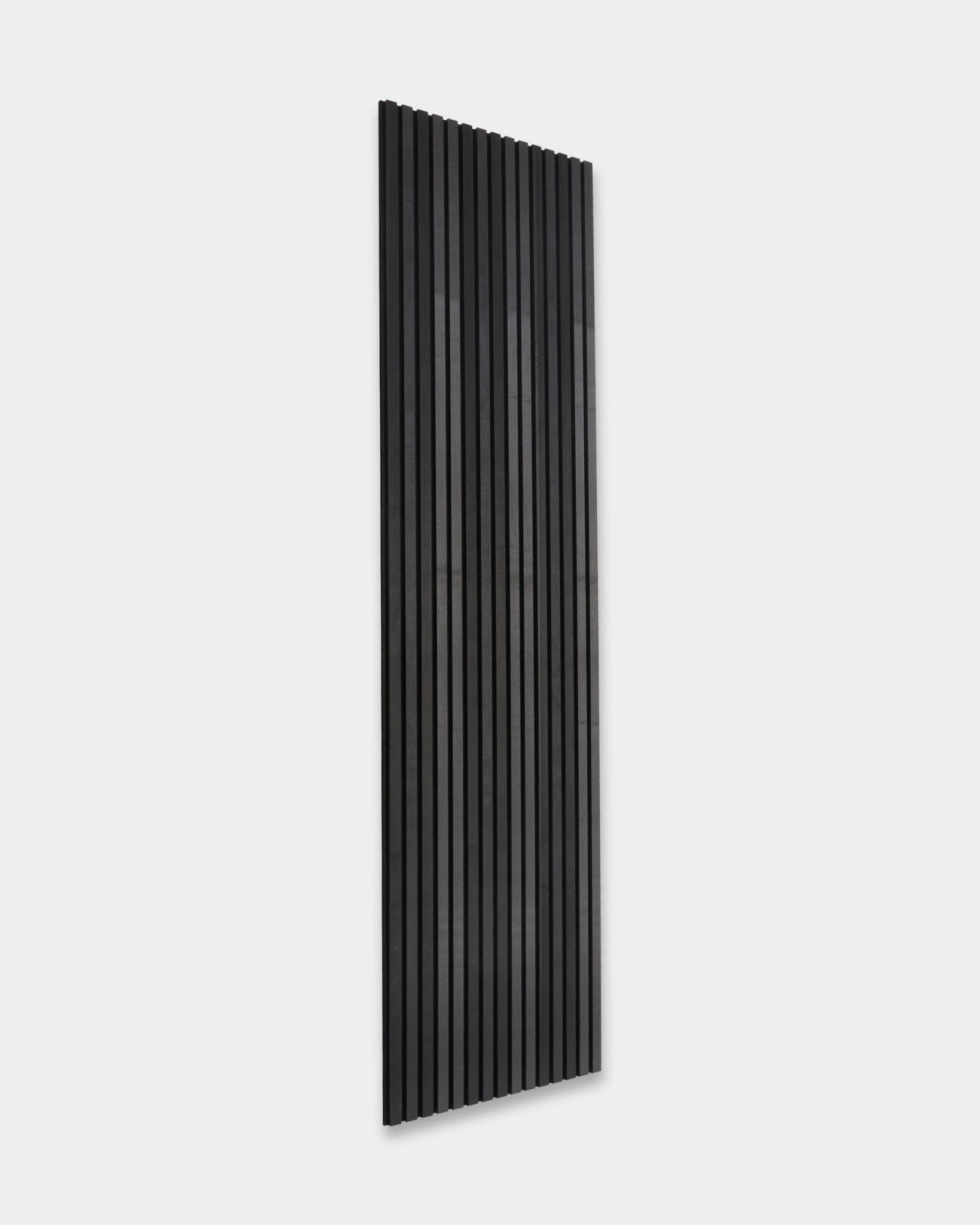 Panneau acoustique en bois WoodUpp Akupanel Black Frêne, 240 x 60 cm, avec lattes scandinaves vertical, présenté sur un fond gris clair.