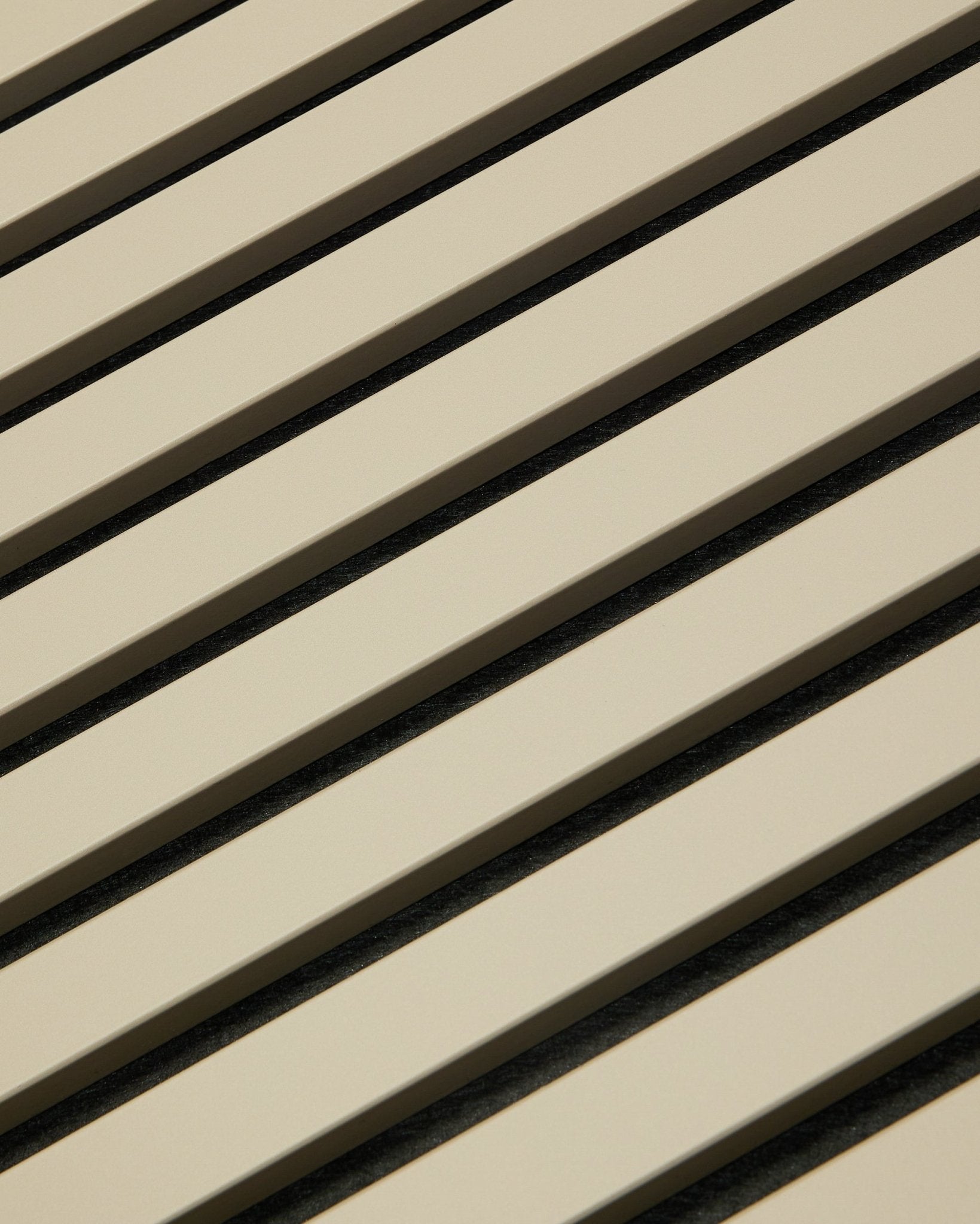 Hue Akupanel / Stone de WoodUpp, un beige Panneau acoustique avec un motif géométrique à lattes, 240 x 60 cm, conçu pour améliorer l’acoustique des espaces intérieurs.