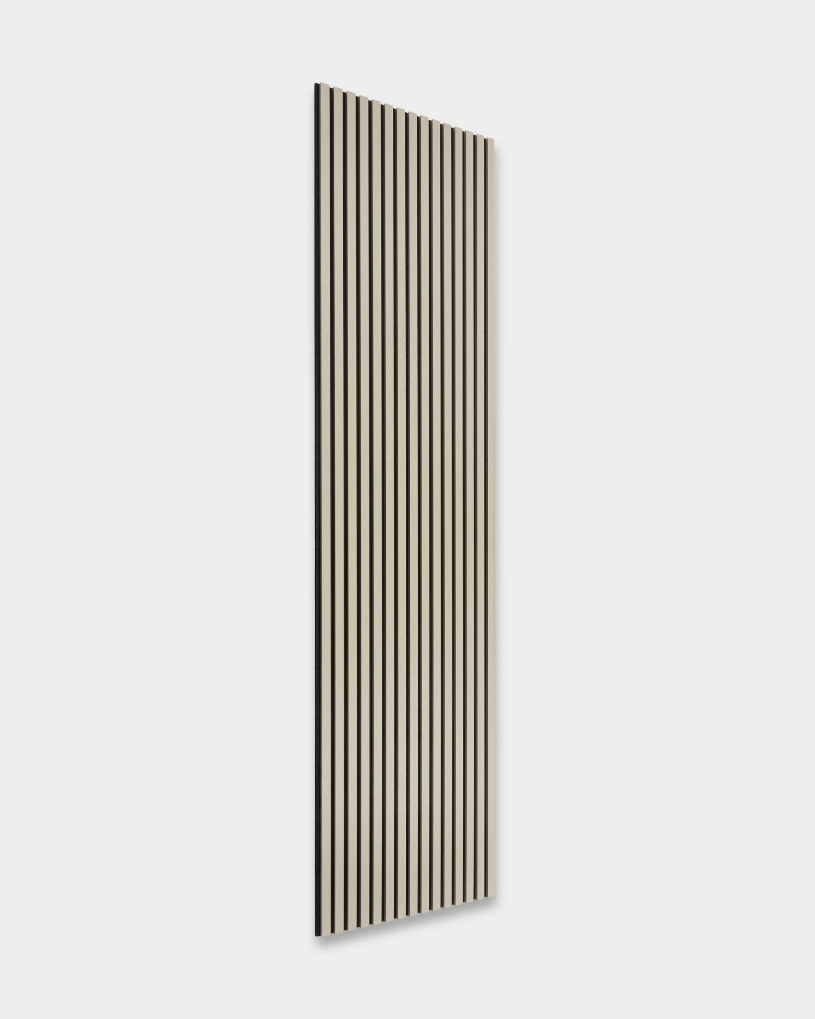 Le Hue | Akupanel / Stone de WoodUpp : un panneau acoustique à lattes mural haut et rectangulaire, vertical black et rayures blanches, 240 x 60 cm, au design minimaliste nordique.