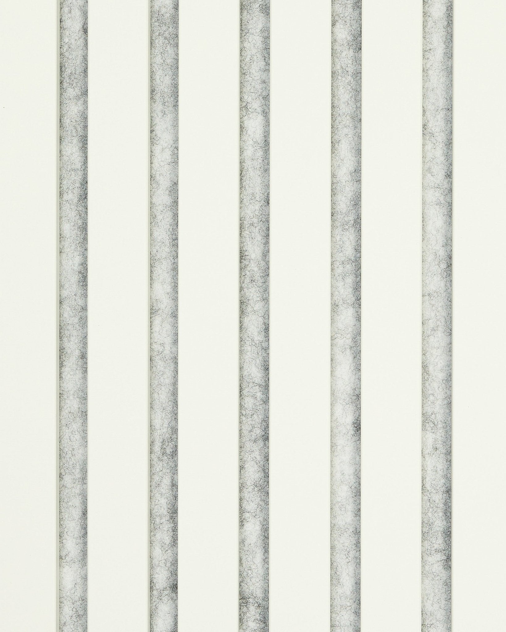 Le Hue | Échantillon / Snow Panneau acoustique de WoodUpp présente vertical rayures grises et blanches sur un fond clair, pour un design minimaliste d’inspiration nordique.