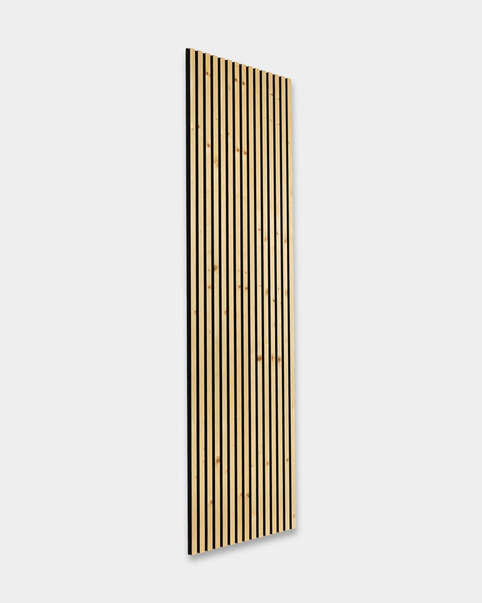 Le Akupanel Rustic / Alp de WoodUpp est un Panneau acoustique haut en bois clair, avec des lattes vertical et un design nordique, présenté sur un fond blanc uni.