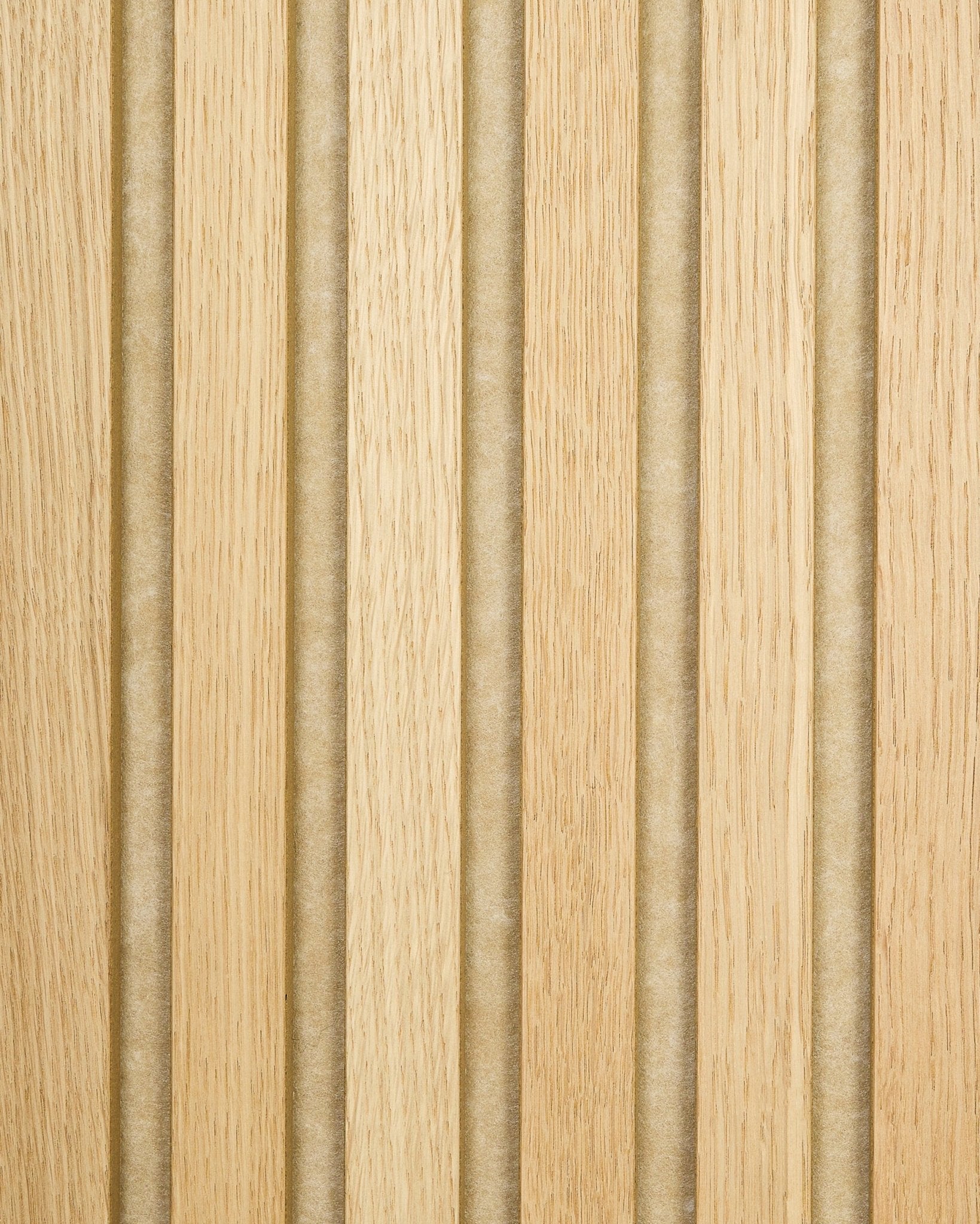 Échantillon Akupanel en Classic Oak avec support en feutre beige, avec des lattes acoustiques en bois de chêne clair et des rainures vertical pour une surface texturée à rayures.