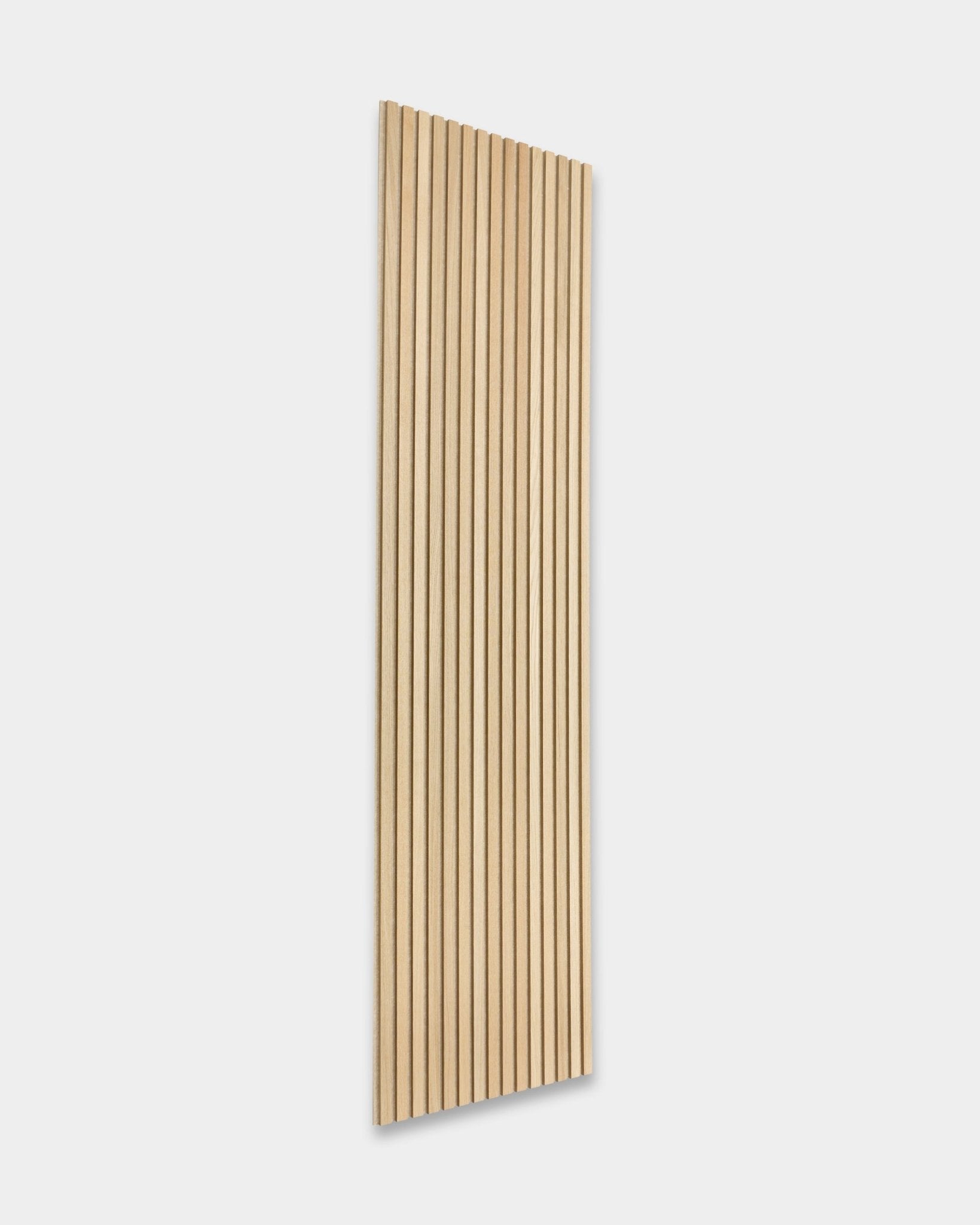 WoodUpp Akupanel en chêne classique, 240 x 60 cm, présente des lattes vertical et une finition natural wood pour l’absorption acoustique et un design scandinave.