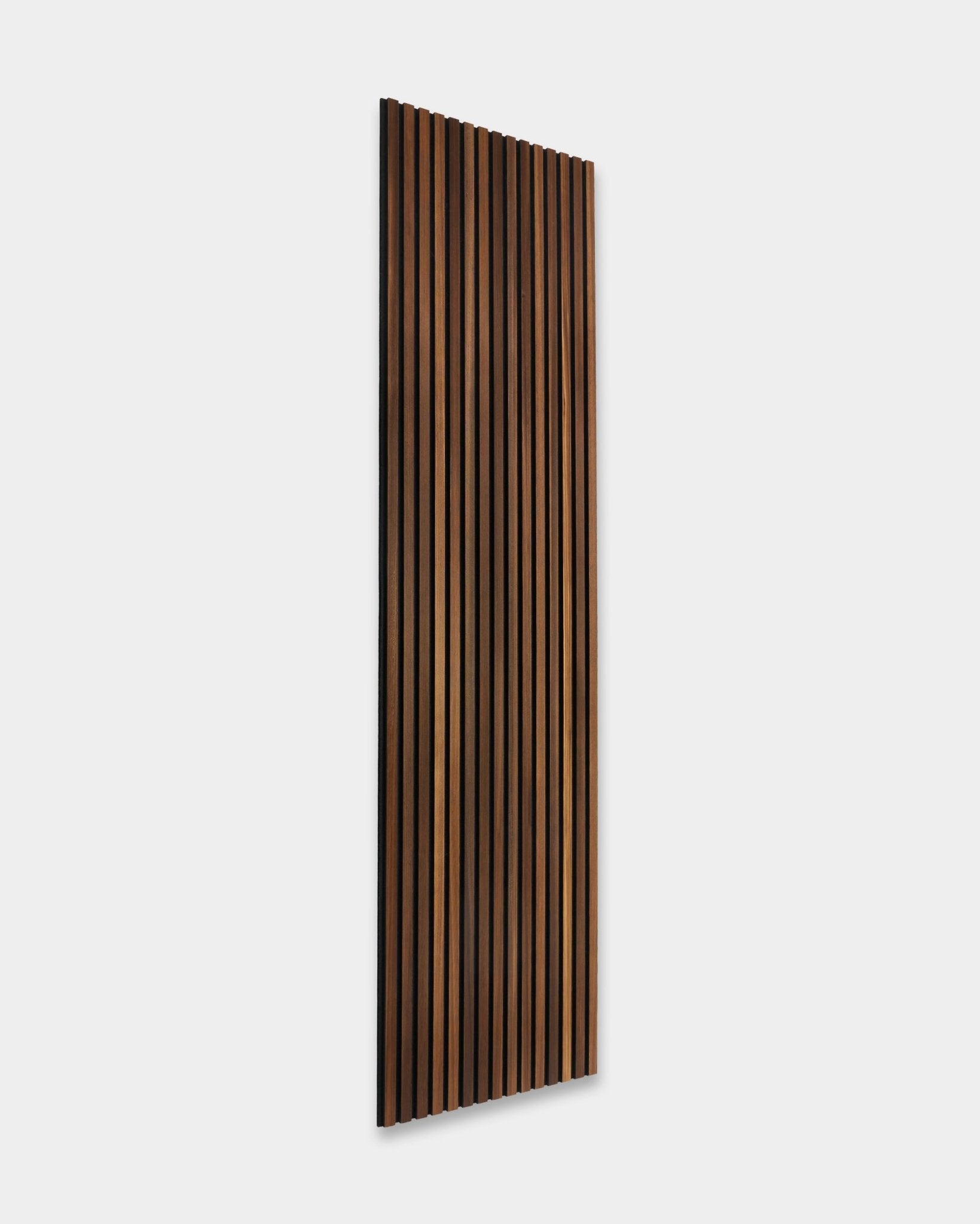 WoodUpp Rustic Akupanel, un Panneau acoustique en mélèze fumé de 300 x 60 cm avec des lattes vertical, présente un design scandinave minimaliste pour une installation murale.