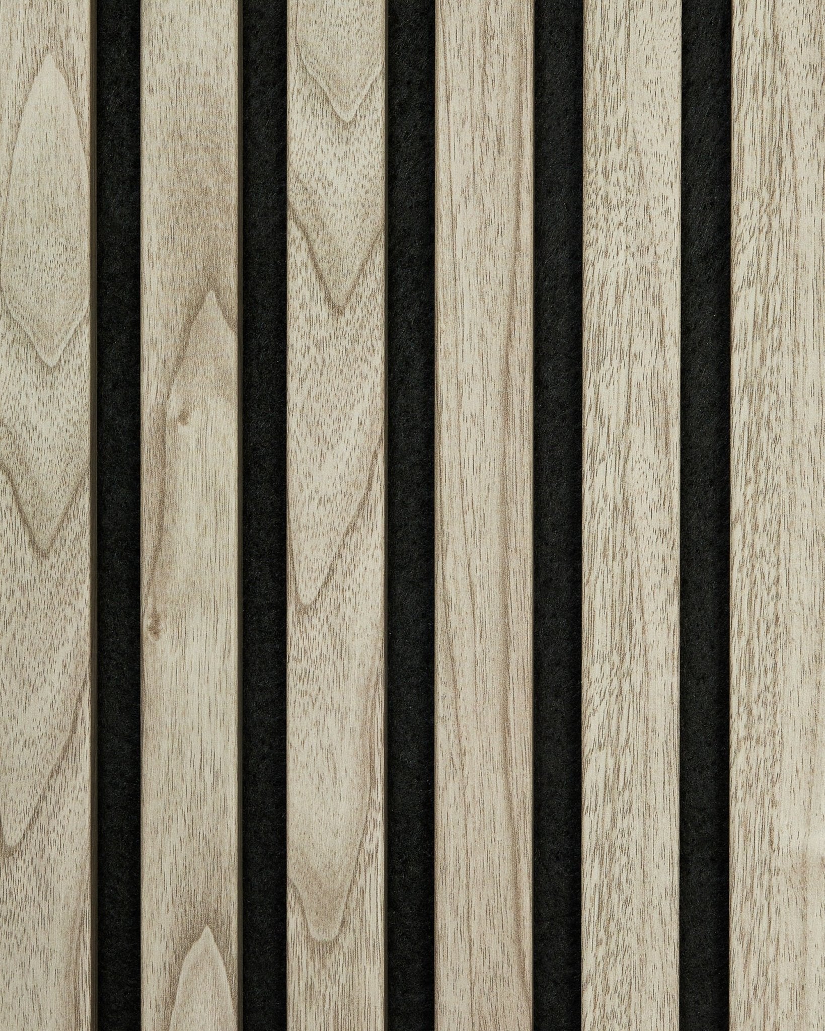 Gros plan sur l’échantillon Akupanel Panneau acoustique en chêne vieilli de WoodUpp, montrant des lattes en bois vertical au veinage naturel, dans un style nordique et minimaliste.