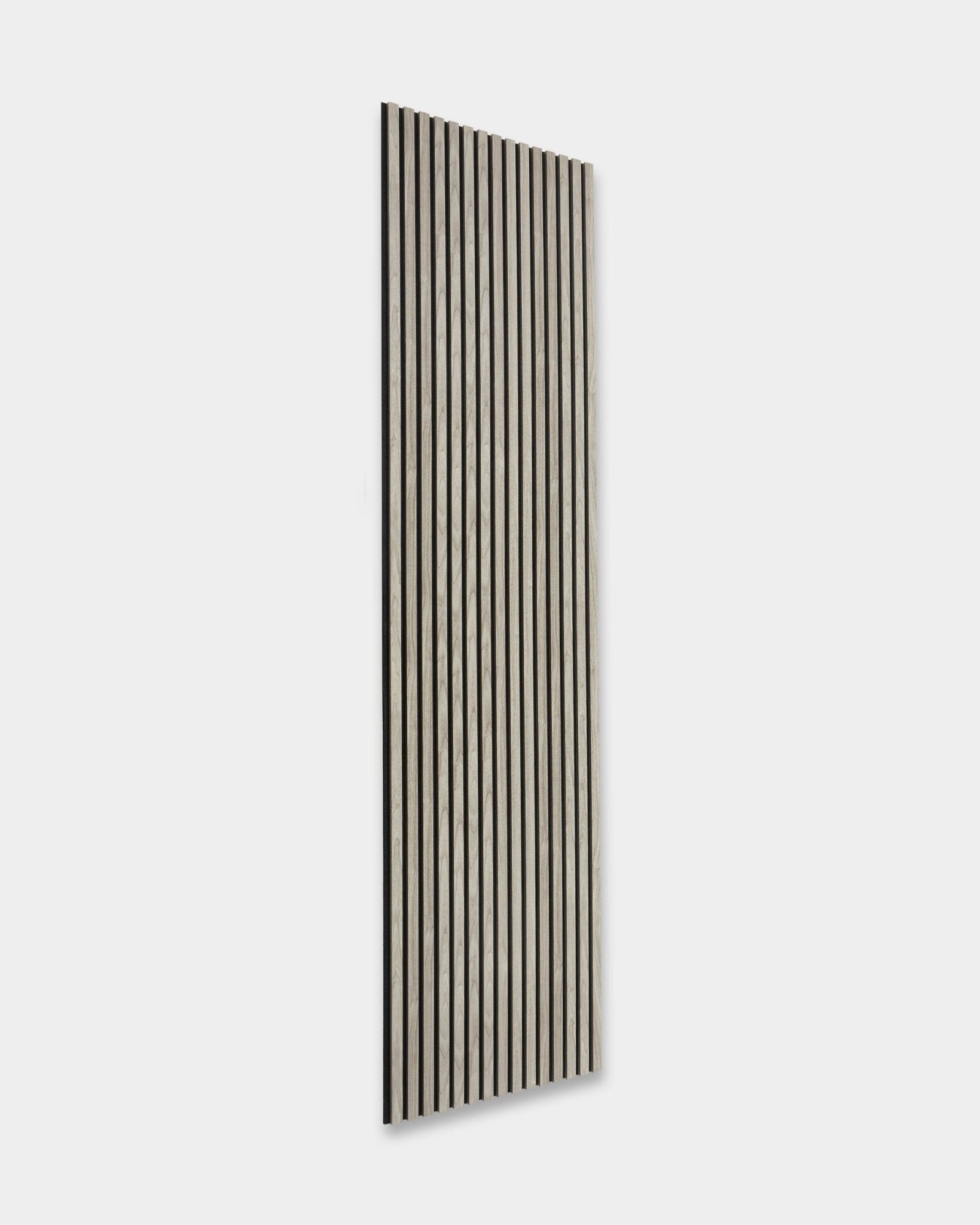 WoodUpp Essential Akupanel en chêne vieilli, 240x60 cm, Nordic Panneau acoustique avec des lattes black vertical sur un support gris clair, présenté sur fond blanc.