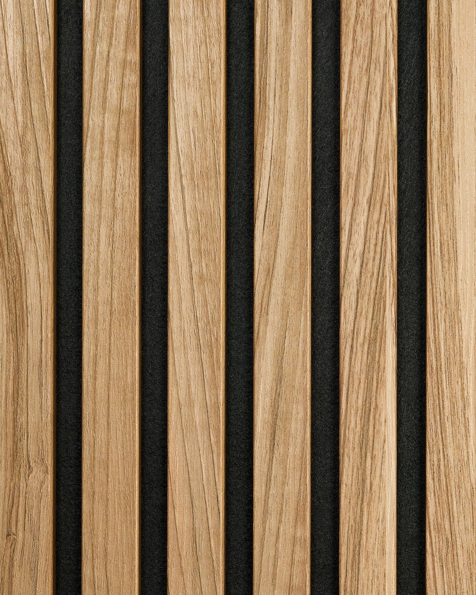 The Essential | Échantillon / English Walnut par WoodUpp se compose de lattes vertical Panneau acoustique en noyer naturel, avec des espacements black pour un rendu moderne et minimaliste.