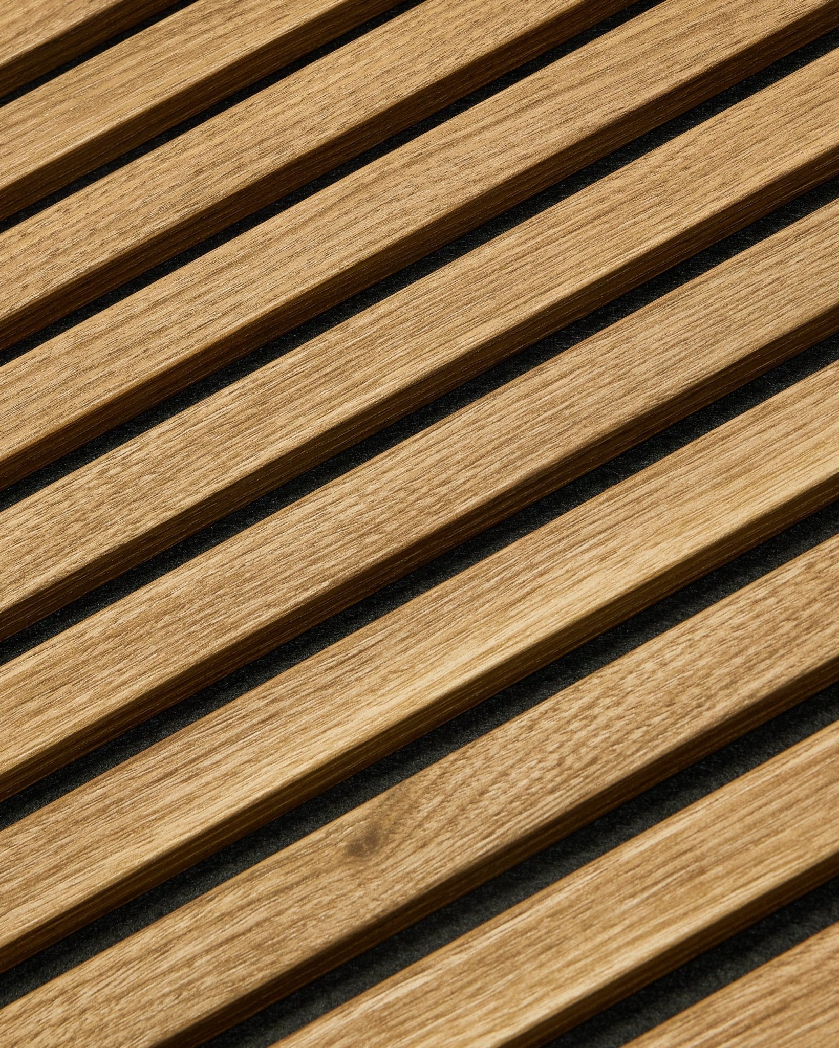 Essential Akupanel Panneau acoustique en chêne anglais par WoodUpp, 240 x 60 cm, avec des lattes diagonales régulièrement espacées sur un fond sombre.