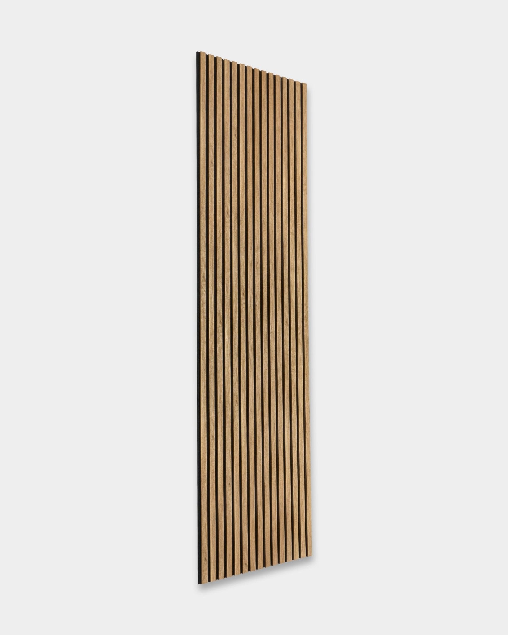 WoodUpp Essential Akupanel en chêne anglais (240 x 60 cm) avec des lattes vertical et un support clair, conçu pour améliorer les performances acoustiques.