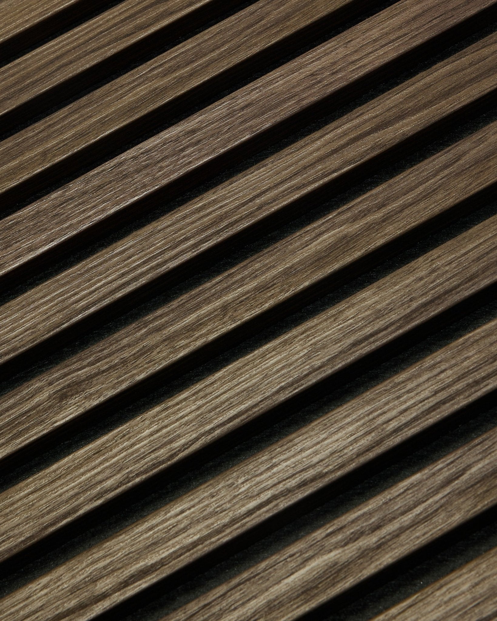 Gros plan sur WoodUpp Essential Akupanel en Black Oak, 240 x 60 cm, avec des lattes en bois diagonales au veinage visible, conçues pour améliorer l’acoustique.