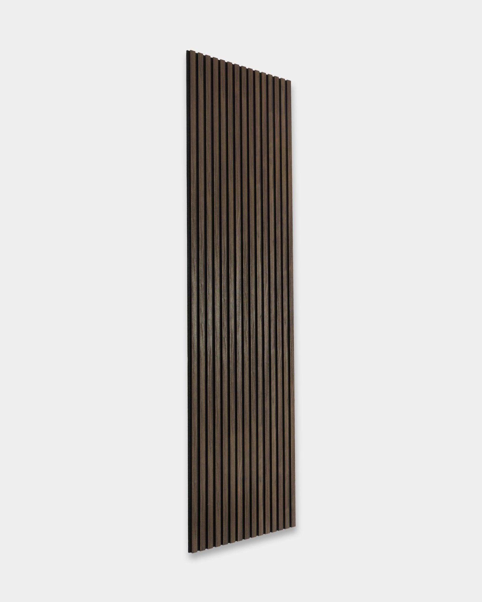 WoodUpp Essential Akupanel en Black Oak, 240 x 60 cm Panneau acoustique, avec vertical lattes en bois, conçu pour l’absorption acoustique et une esthétique nordique moderne.