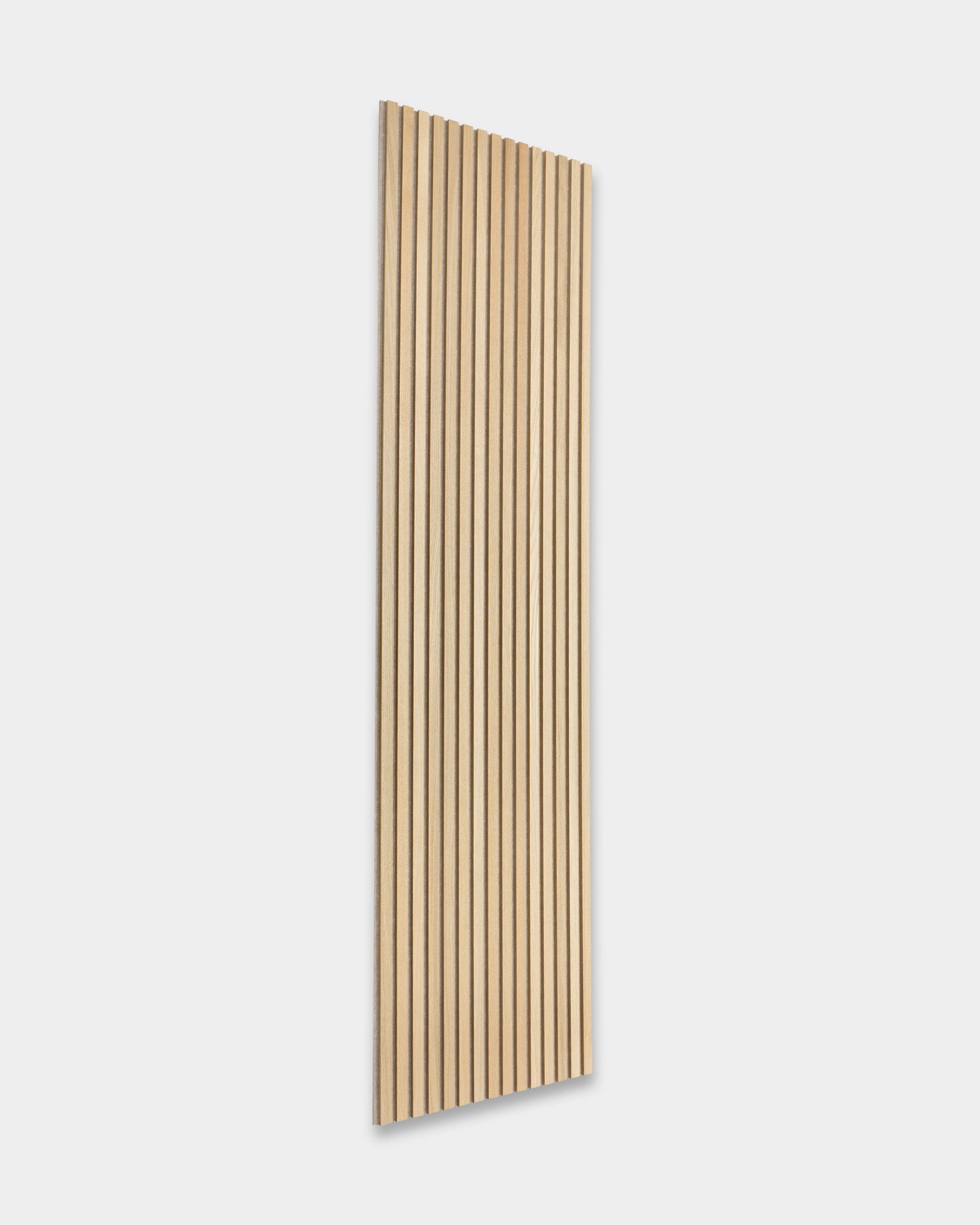 Panneaux acoustiques en bois WoodUpp Akupanel au design rectangulaire avec lattes vertical régulièrement espacées, présentés en angle sur un fond gris clair minimaliste.