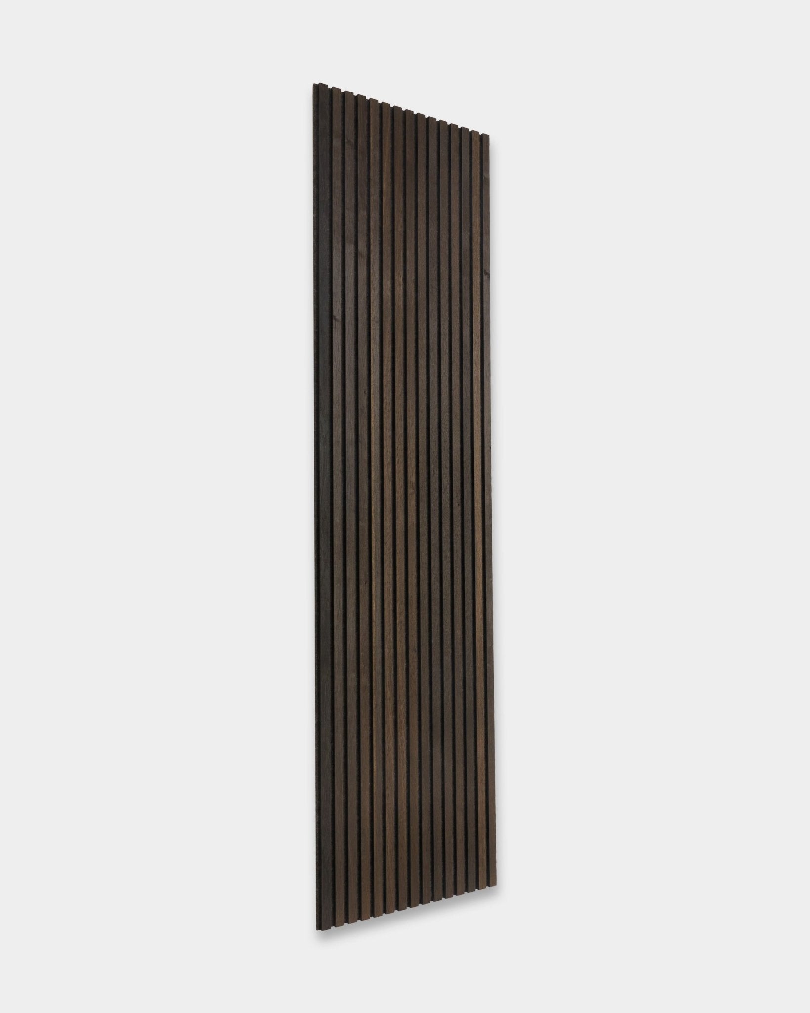 Tonal Akupanel Panneau acoustique de WoodUpp avec des lattes vertical smoked oak au design nordique, 240 x 60 cm, sur fond gris clair.