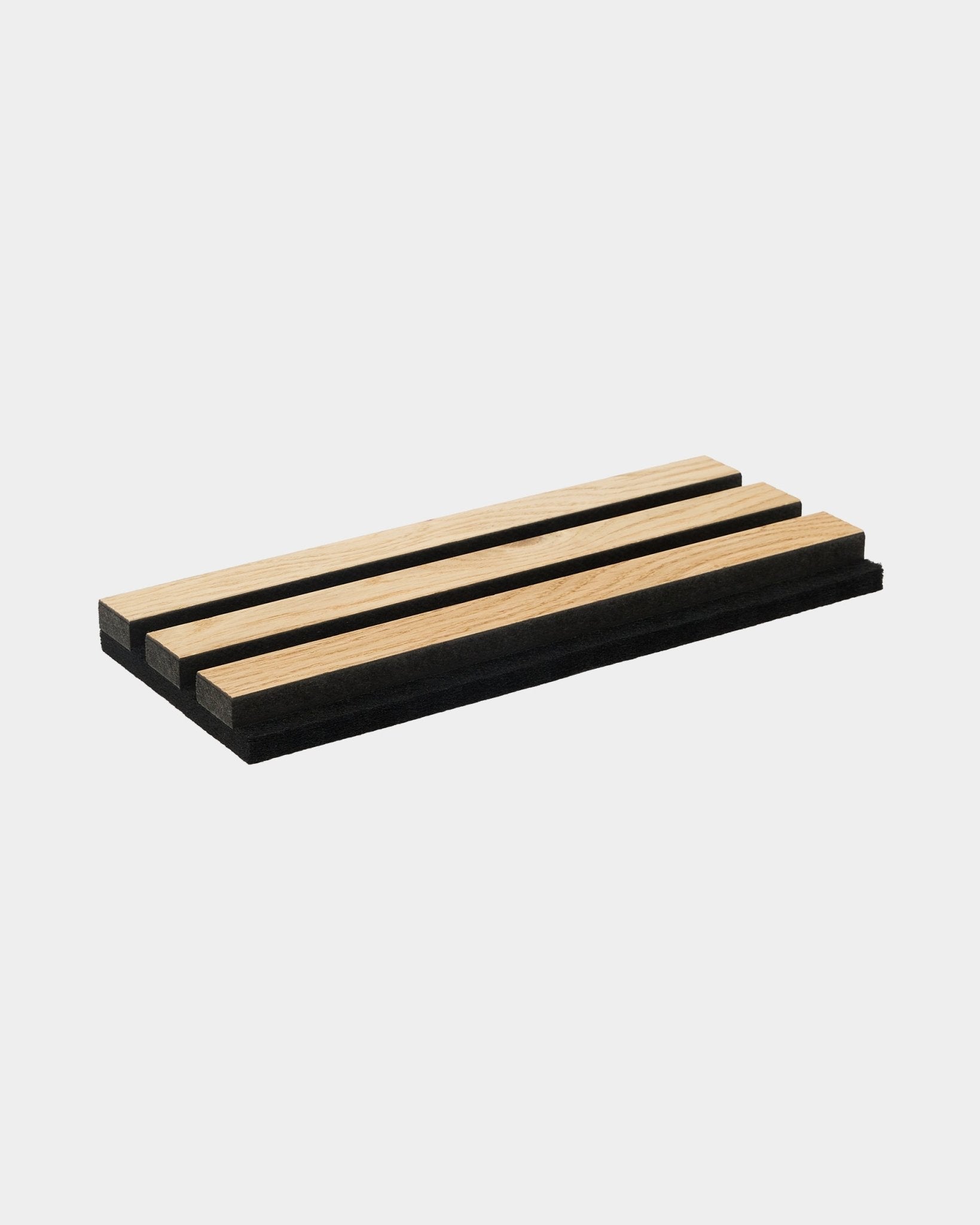 Plateau d’échantillons WoodUpp Rustic en Natural Oak, présentant trois lattes acoustiques en chêne clair et deux bandes black sur fond blanc.