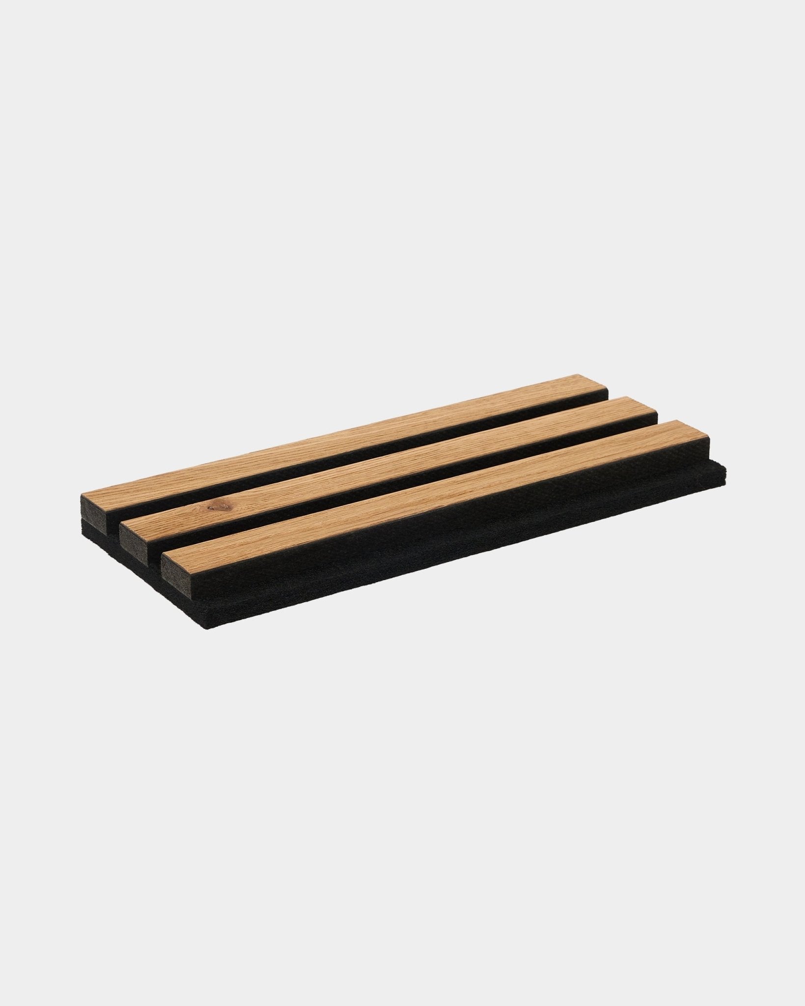 Échantillon de porte-savon rectangulaire en chêne Brown par WoodUpp, avec trois lattes et une base black, dans un design nordique minimaliste de la collection d’accessoires CREATE.
