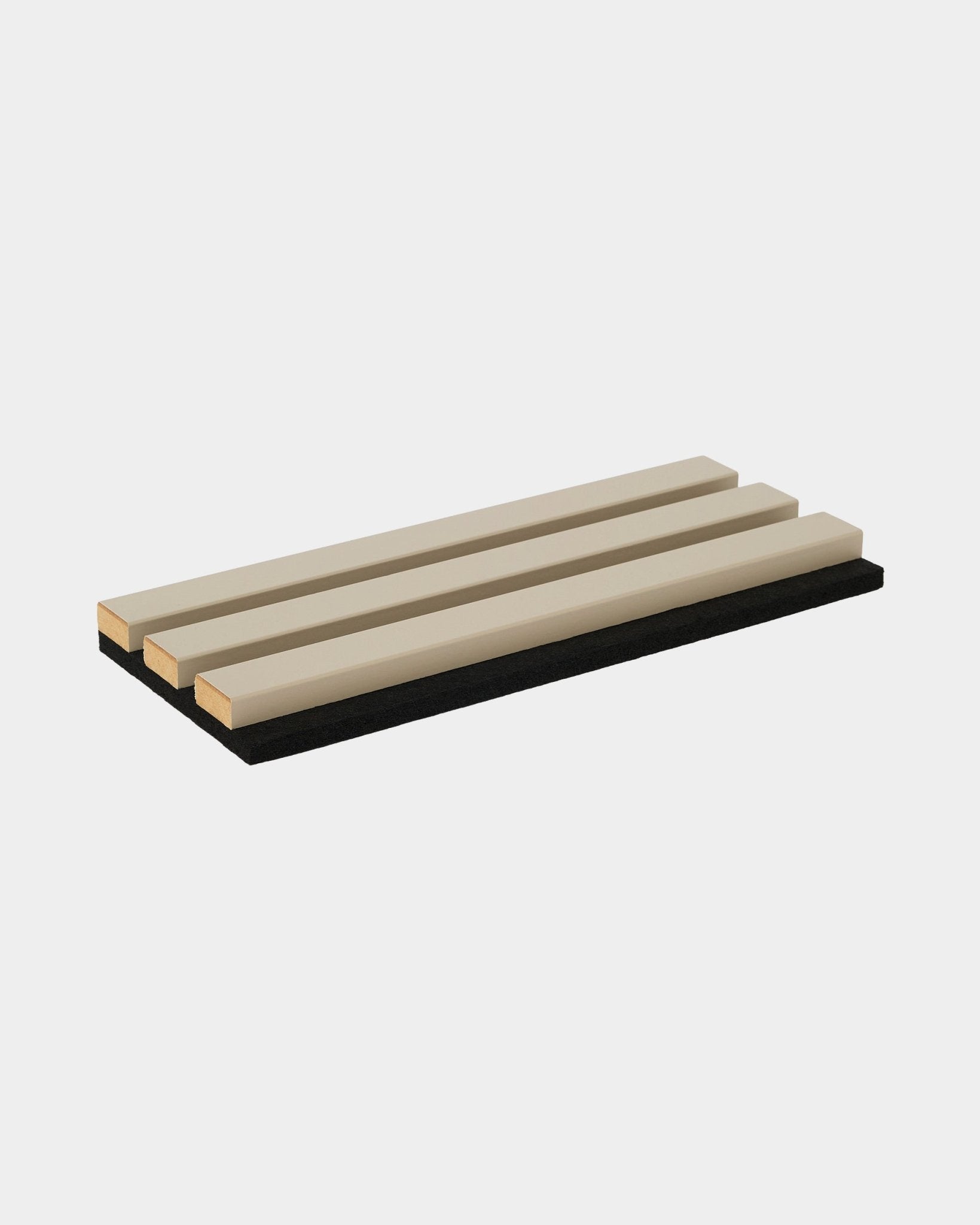 Le Hue | Sample / Stone de WoodUpp présente trois lattes en bois beige sur une base plate black, sur fond blanc.