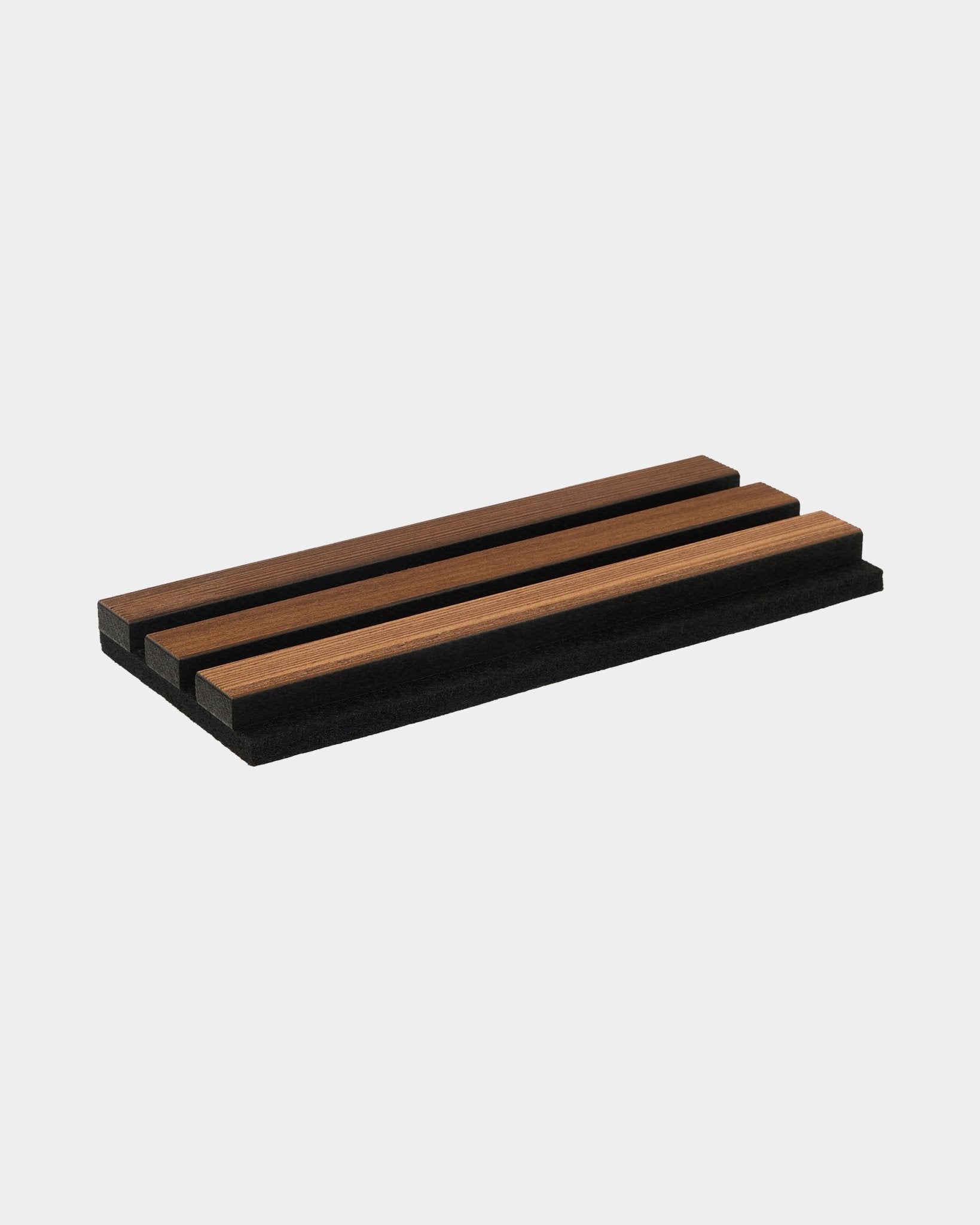 Porte-couteaux WoodUpp Rustic Smoked Larch avec trois fentes pour couteaux sur une base black, conçu pour s’accorder avec les panneaux acoustiques en bois nordiques.