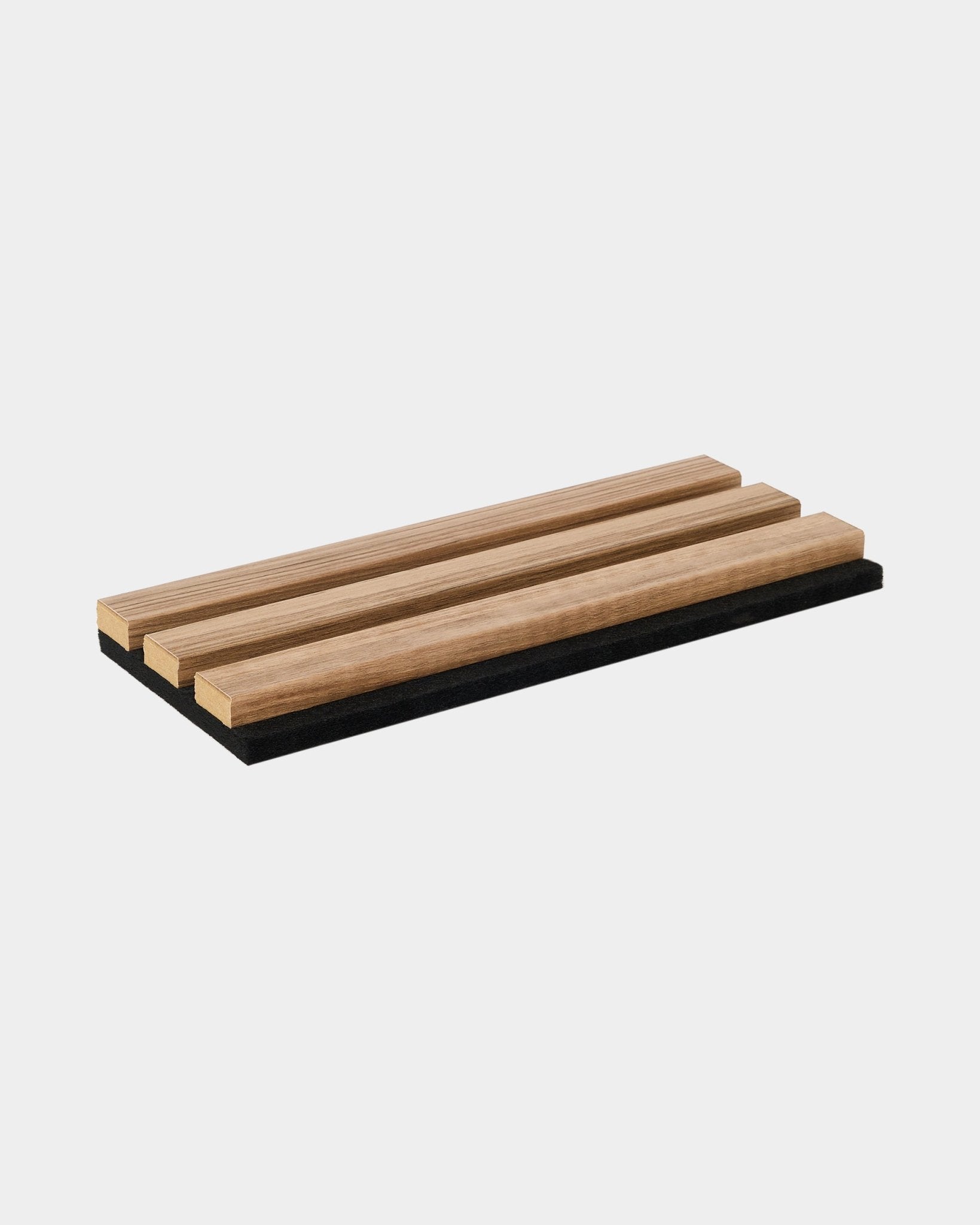 Dessous-de-plat WoodUpp Essential en noyer anglais, composé de trois lattes en bois parallèles sur une base black ; un accessoire minimaliste pour les cuisines modernes d’inspiration nordique.