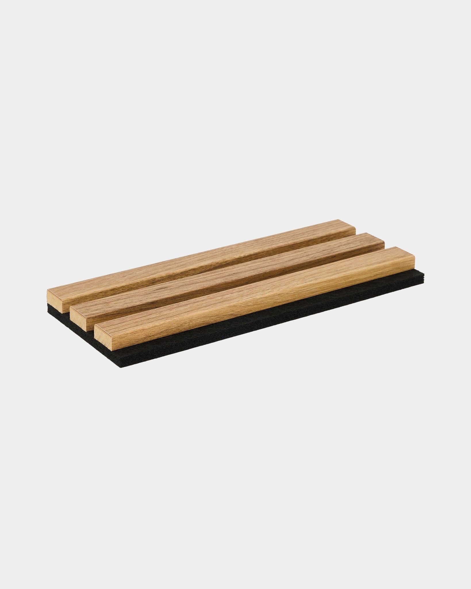 Plateau d’échantillons WoodUpp Essential en chêne anglais avec trois lattes en bois sur une base black, illustrant le style nordique et la finition du matériau pour les panneaux acoustiques.