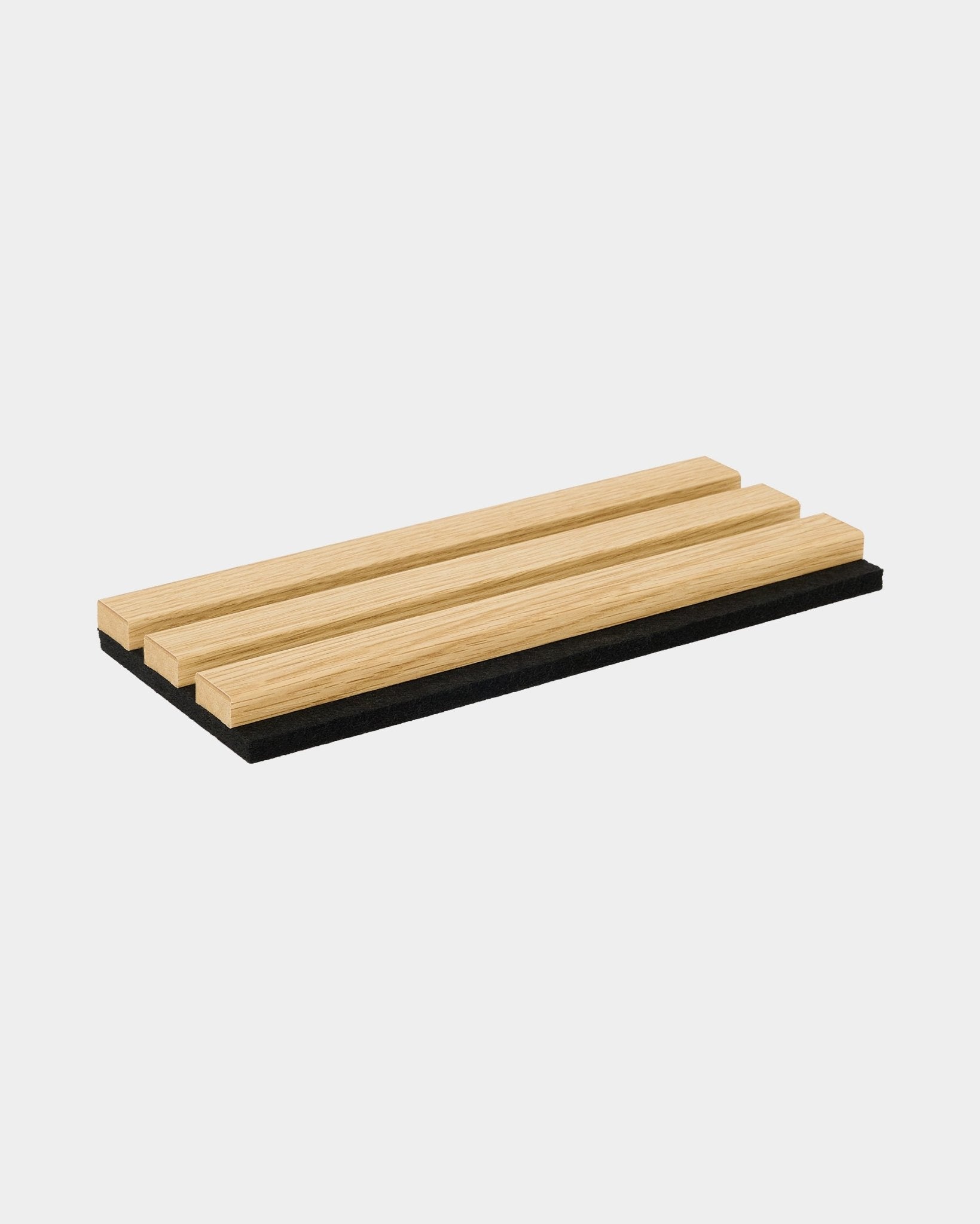 Échantillon WoodUpp Akupanel en chêne Southern Oak, avec trois lattes en bois clair sur une base acoustique black, dans un design nordique minimaliste.