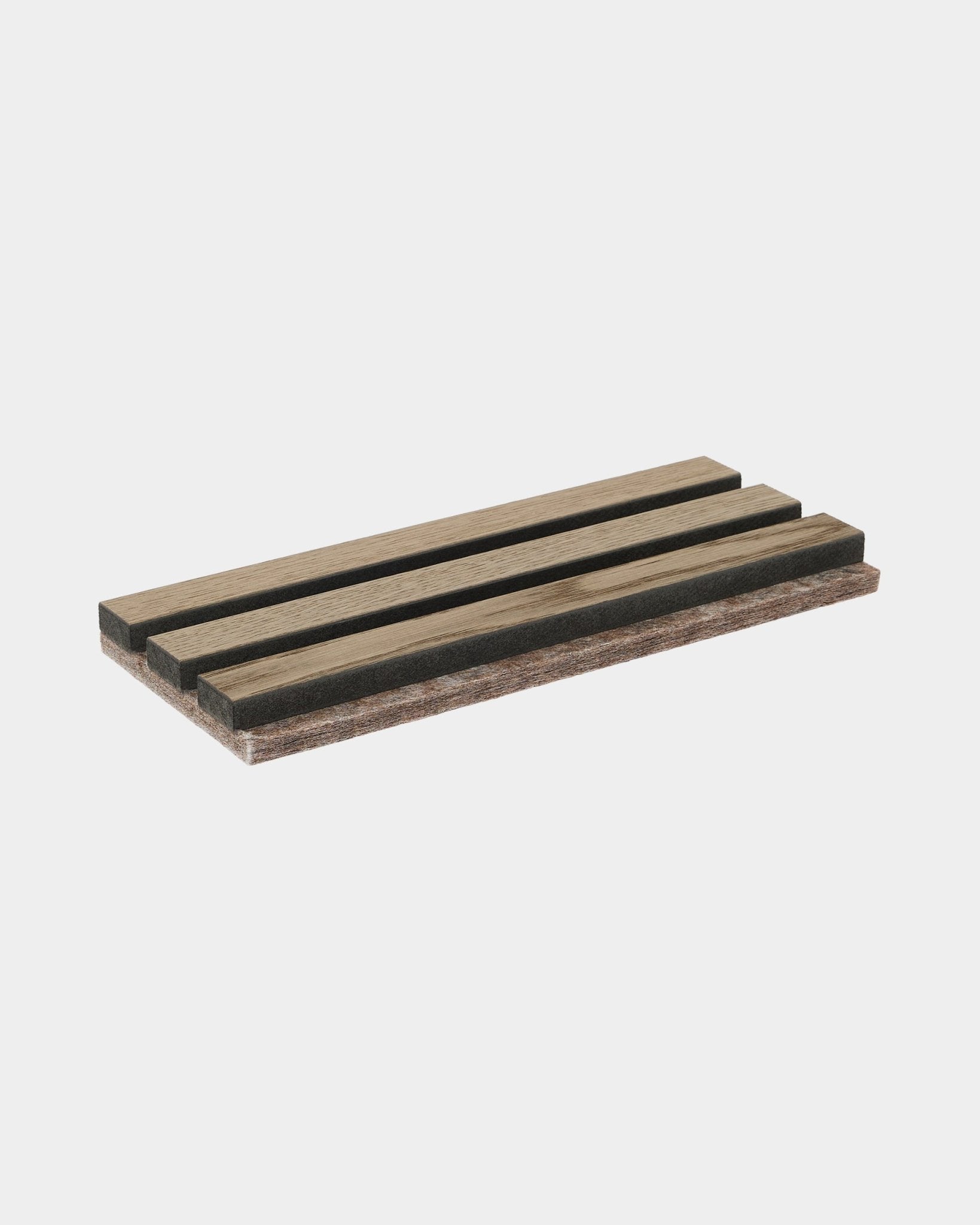 Échantillon WoodUpp Tonal en Grey Oak, un porte-savon en lattes de bambou avec des fentes d’évacuation ouvertes et une alternance de tons de bois clairs et foncés.