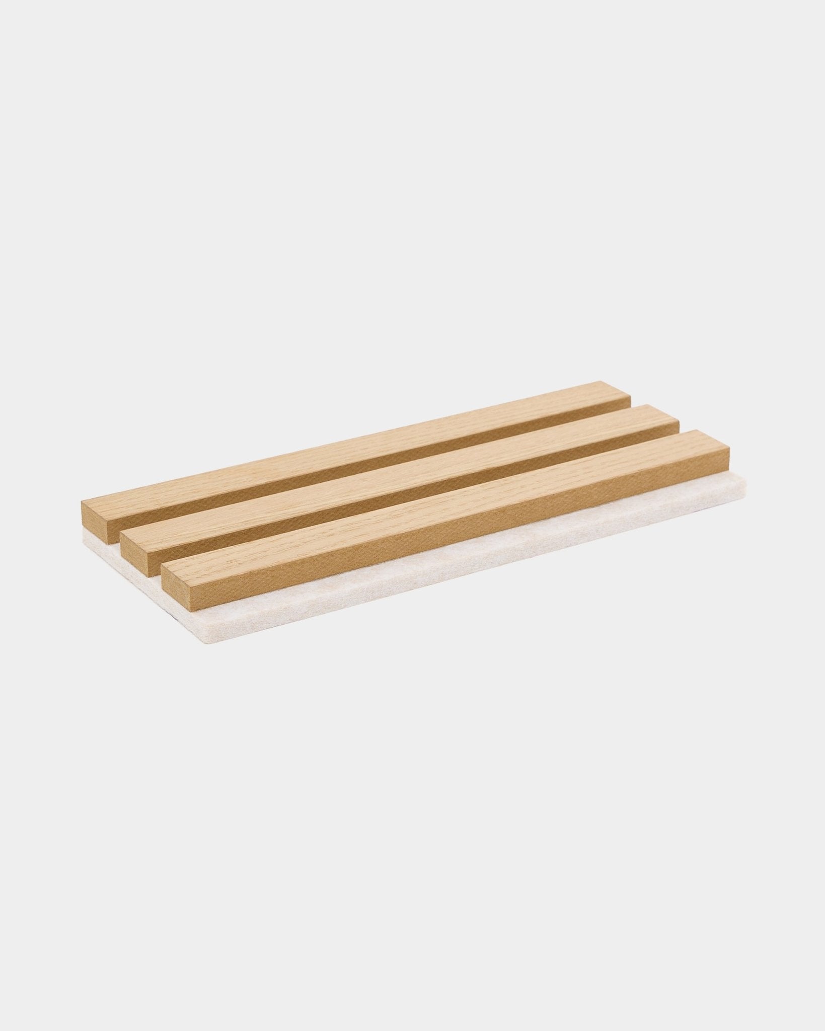 Porte-savon rectangulaire en bois avec trois lattes, conçu pour compléter les échantillons WoodUpp Akupanel en Natural Wood ou Classic Oak avec feutre beige clair.
