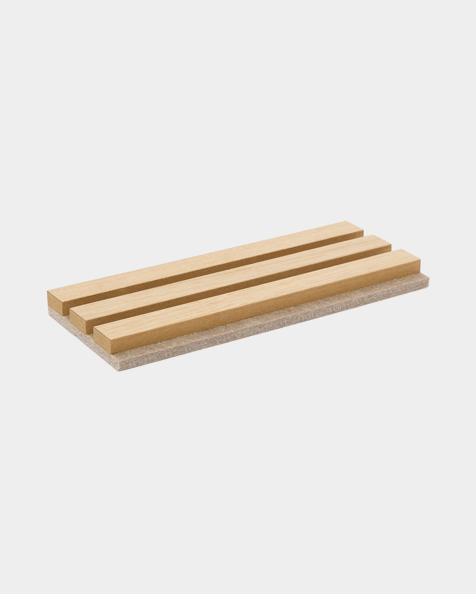 Échantillons de couleurs WoodUpp : porte-savon rectangulaire en bois avec trois lattes en bois surélevées sur une base claire, conçu pour garder le savon sec.