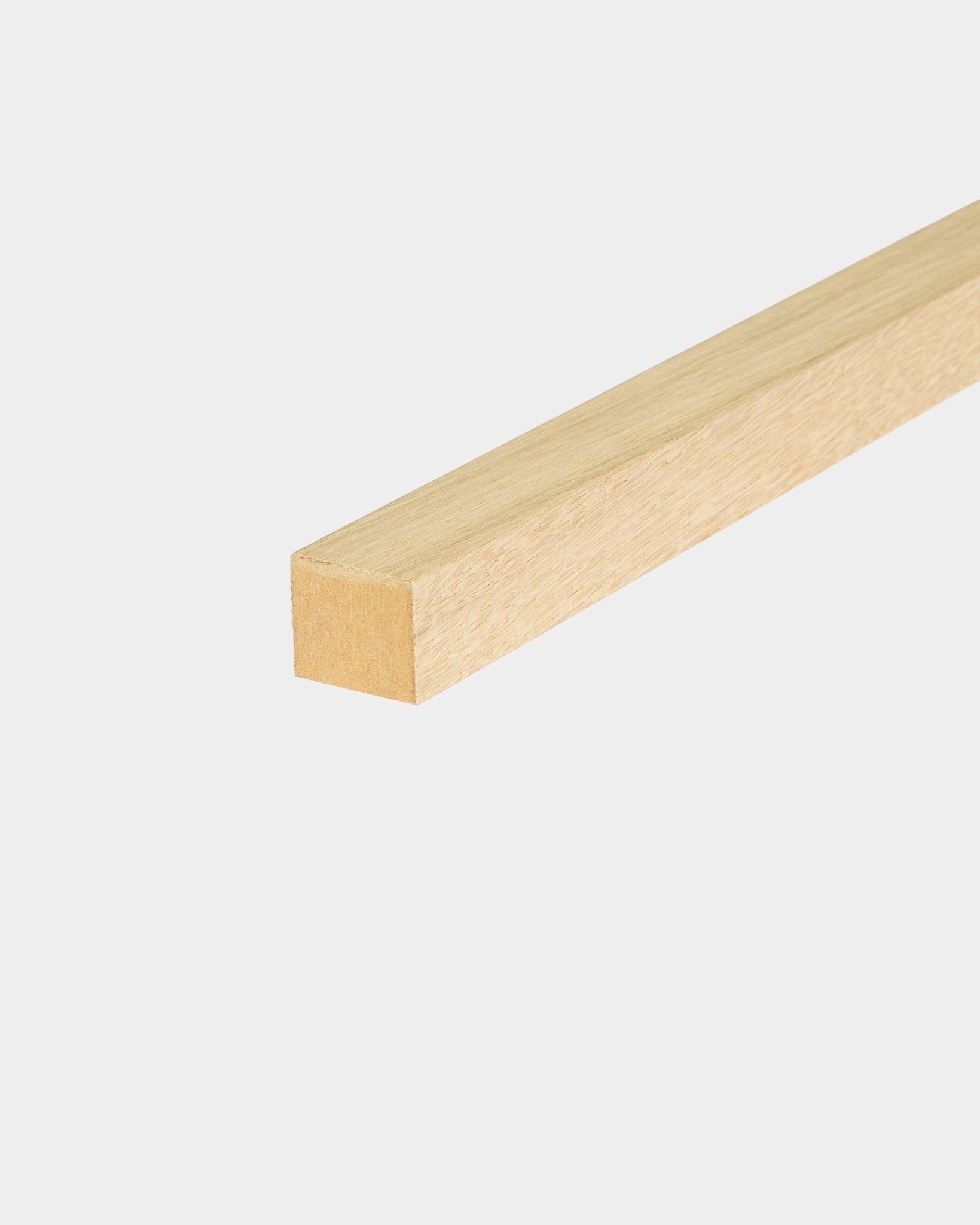 Lamelle d’extrémité WoodUpp en chêne classique, épaisseur 2,2 cm, conçue pour une installation Akupanel Panneau acoustique ou sur cadres en MDF, présentée sur un fond blanc uni.