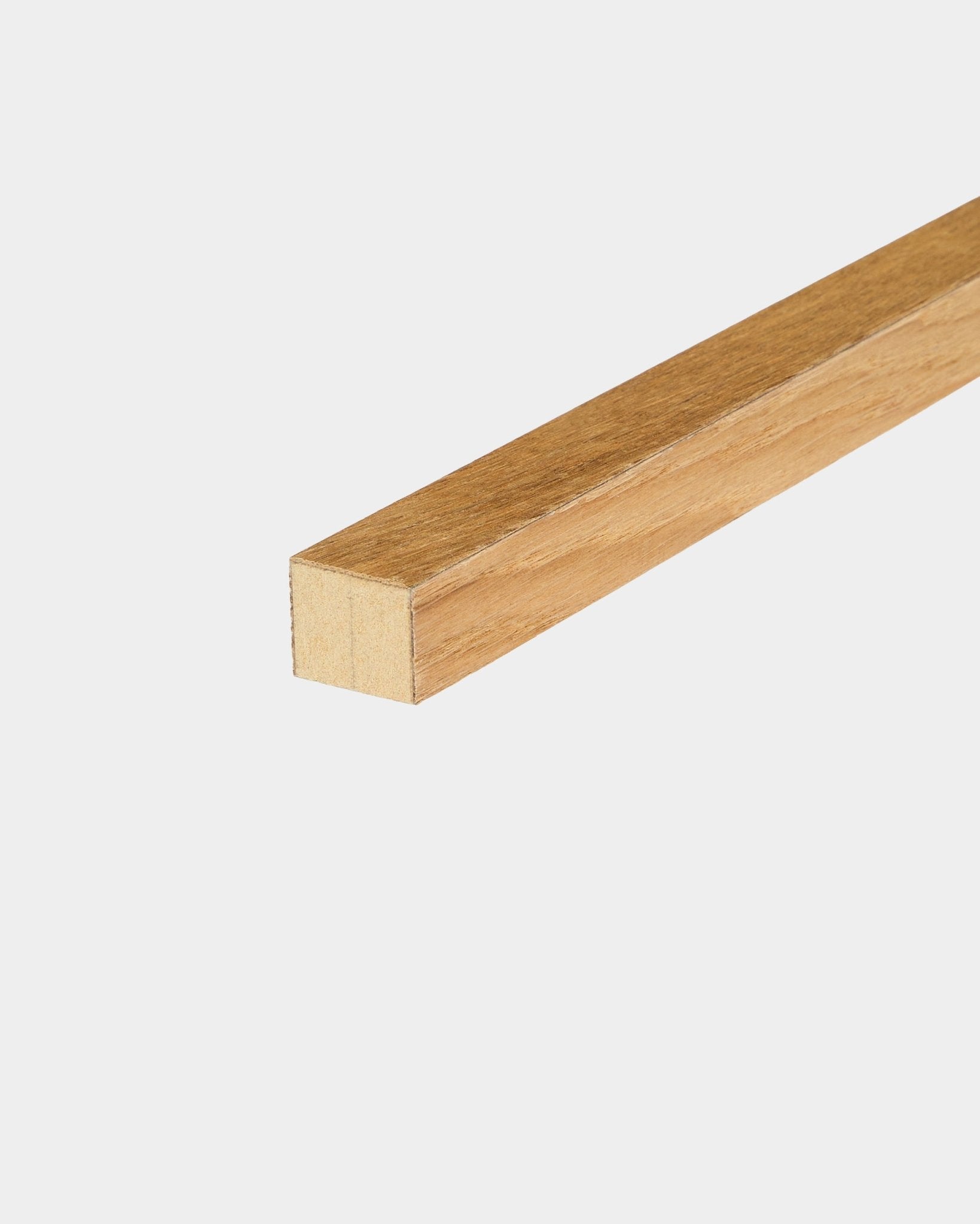 Lamelle de finition WoodUpp en chêne Rustic Brown (2,2 cm), utilisée comme bord de finition pour les panneaux acoustiques Akupanel ou pour créer un cadre en MDF lors de l’installation des panneaux.
