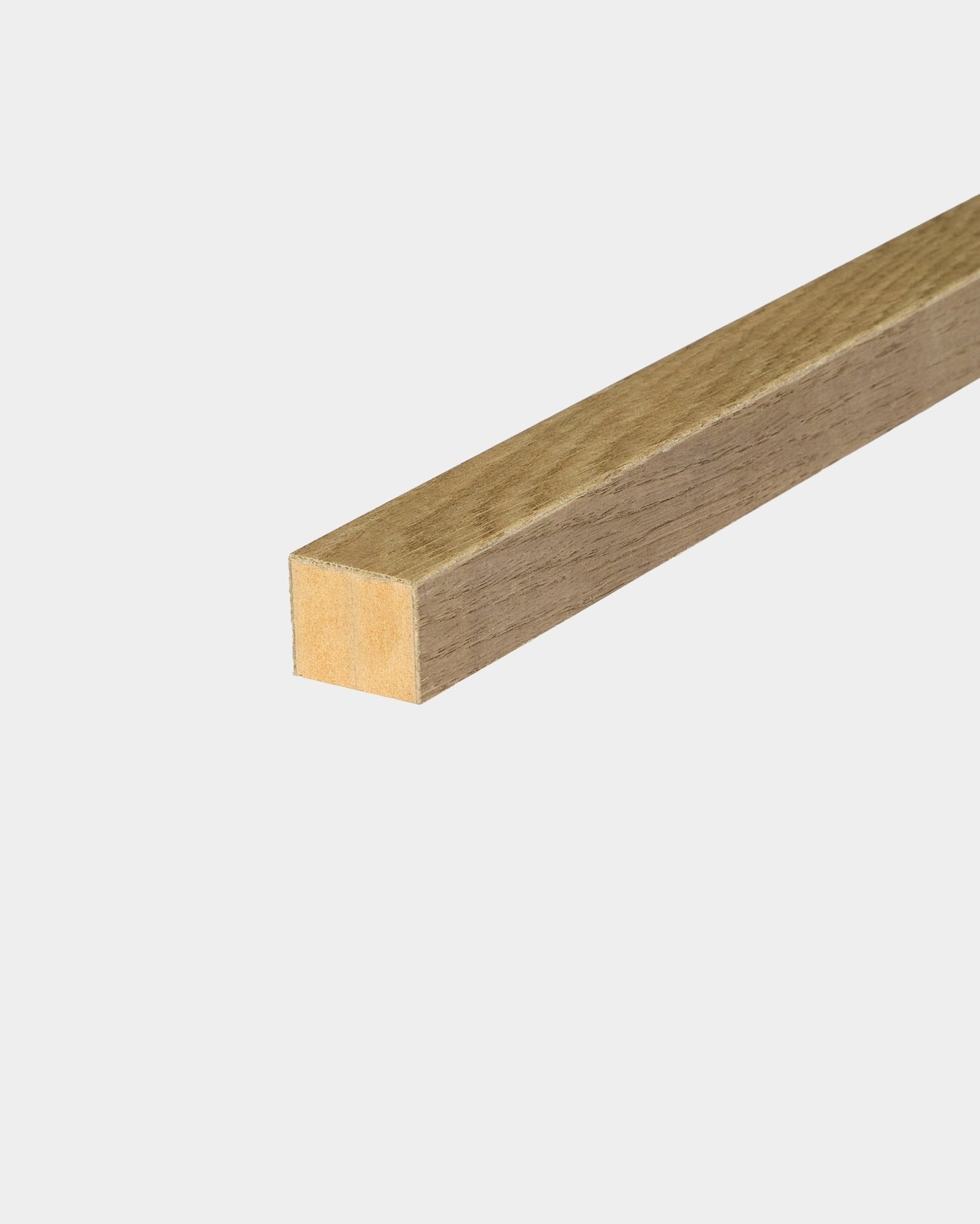 Lamelle de finition WoodUpp en Rustic Grey Oak, largeur 2,2 cm, biseautée sur fond blanc ; conçue comme accessoire pour les installations de Akupanel Panneau acoustique ou de panneaux MDF.