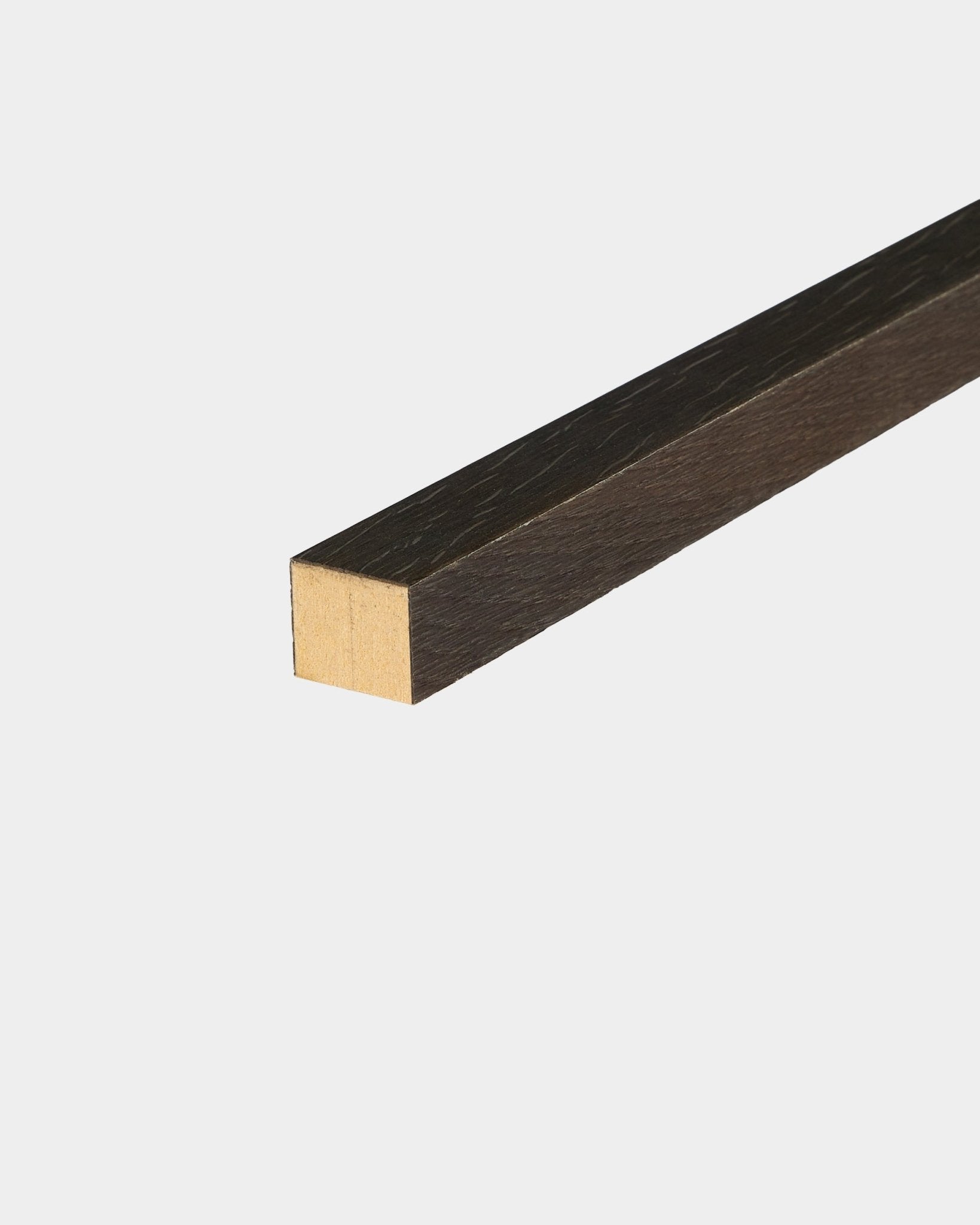 Lamelle d’extrémité WoodUpp en Rustic Smoked Oak, épaisseur 2,2 cm, conçue pour l’installation Akupanel Panneau acoustique ou pour encadrer des murs en panneaux MDF.